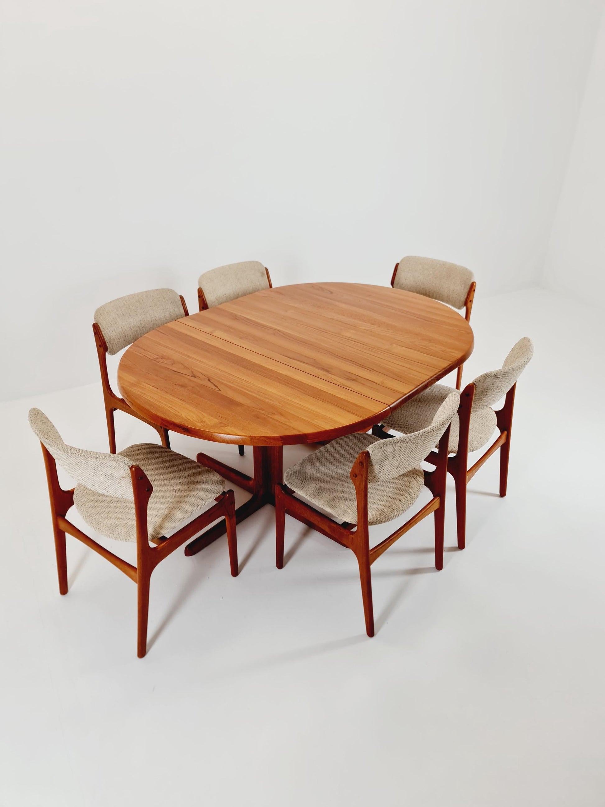 Mid century extendable Danish Modern Solid Teak dining table by Dyrlund MöbelFabrik , 1970s