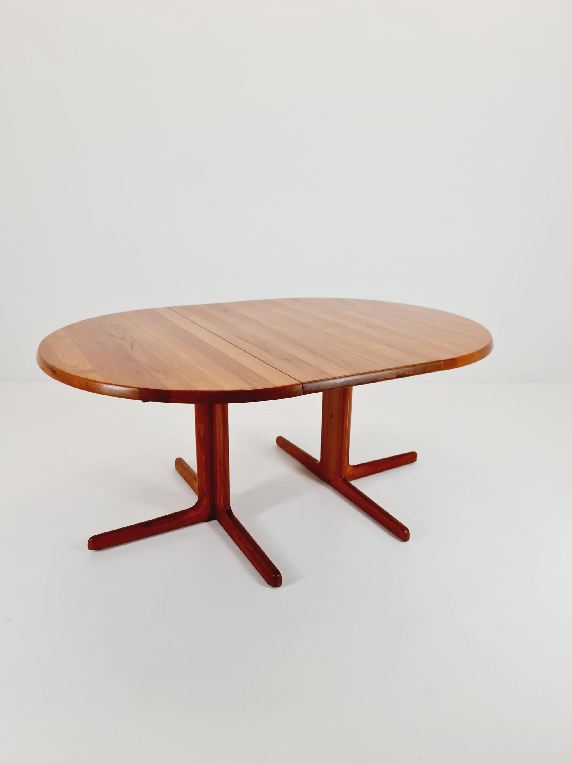Mid century extendable Danish Modern Solid Teak dining table by Dyrlund MöbelFabrik , 1970s