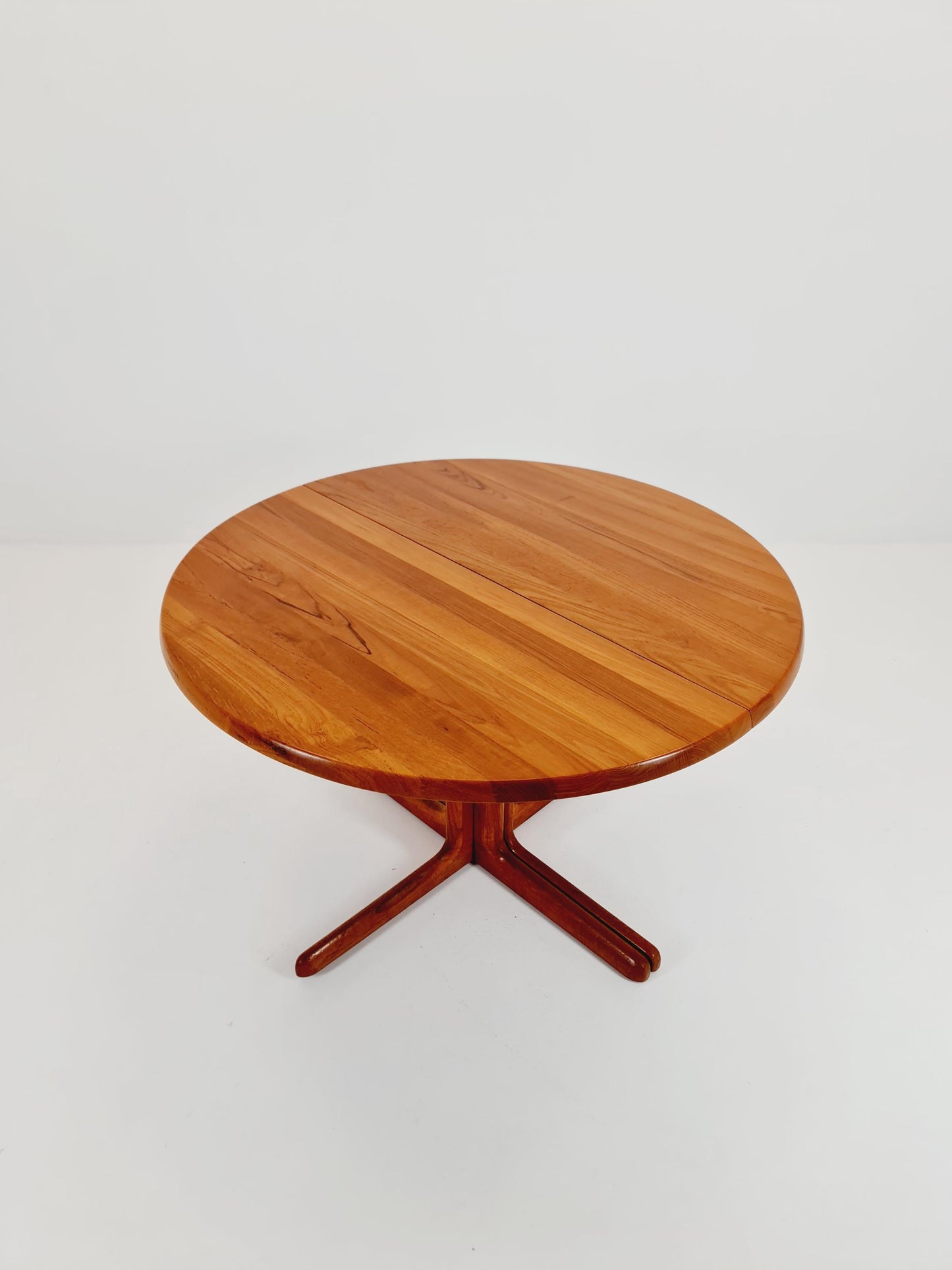 Mid century extendable Danish Modern Solid Teak dining table by Dyrlund MöbelFabrik , 1970s