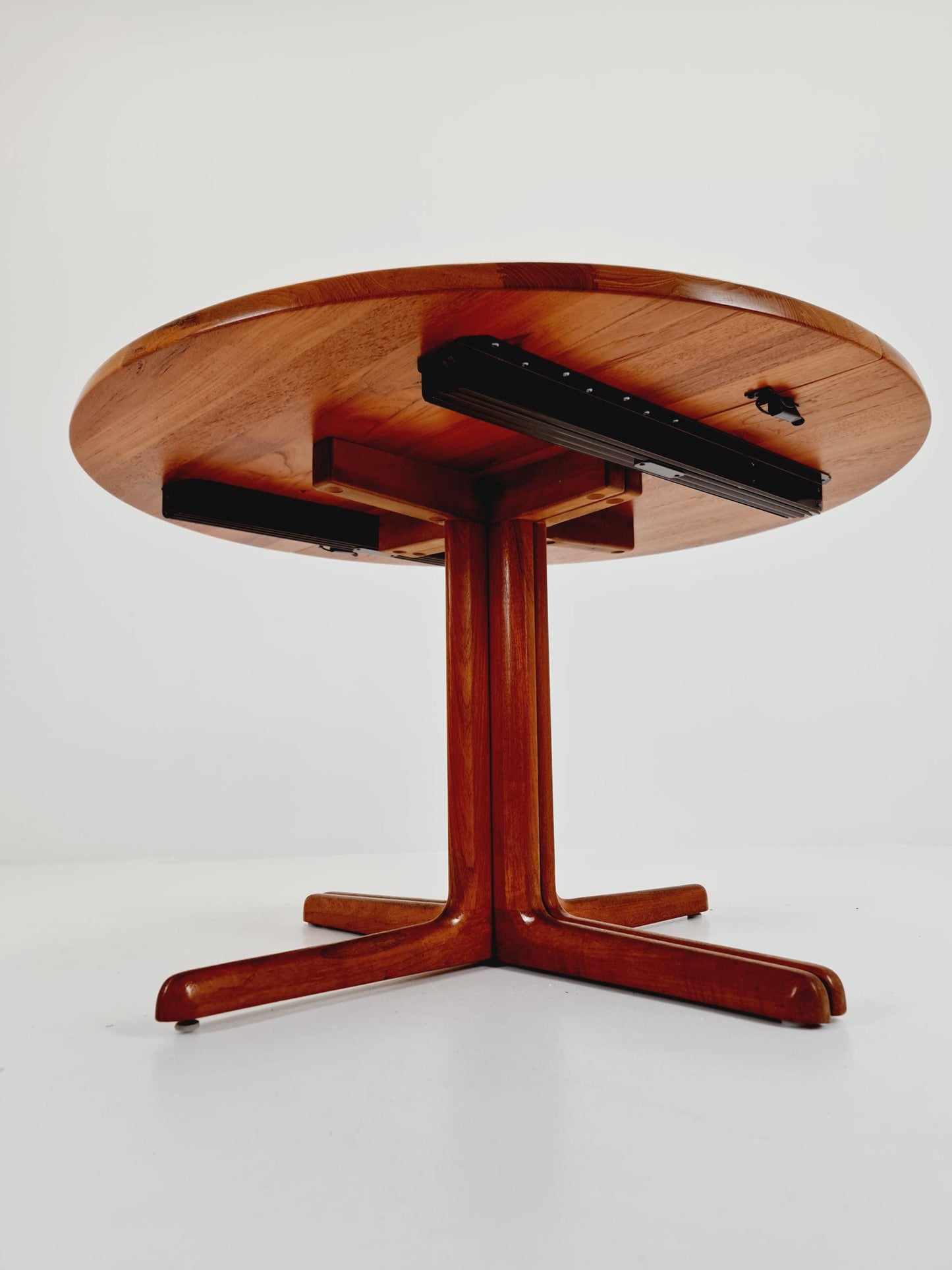 Mid century extendable Danish Modern Solid Teak dining table by Dyrlund MöbelFabrik , 1970s