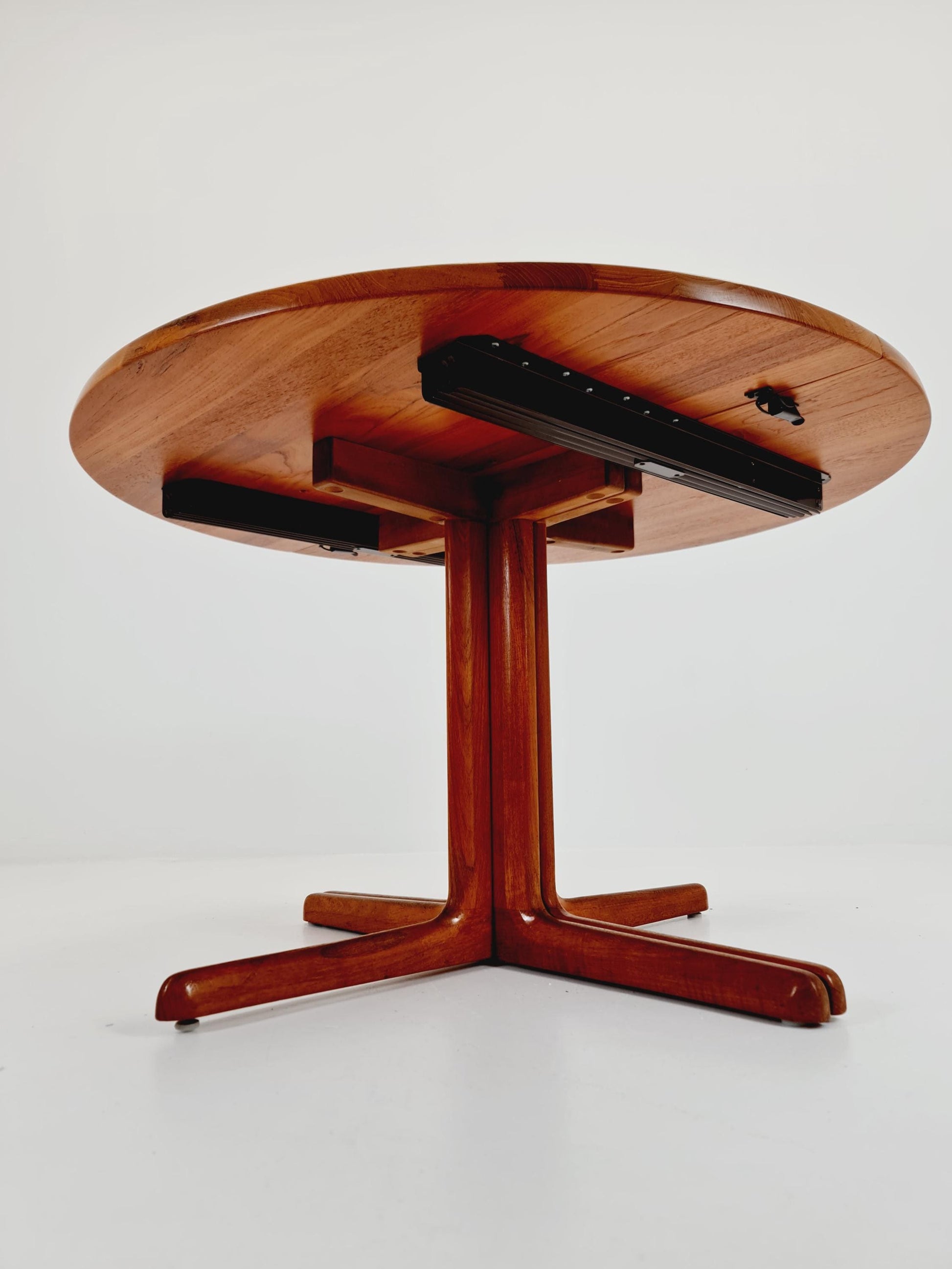 Mid century extendable Danish Modern Solid Teak dining table by Dyrlund MöbelFabrik , 1970s