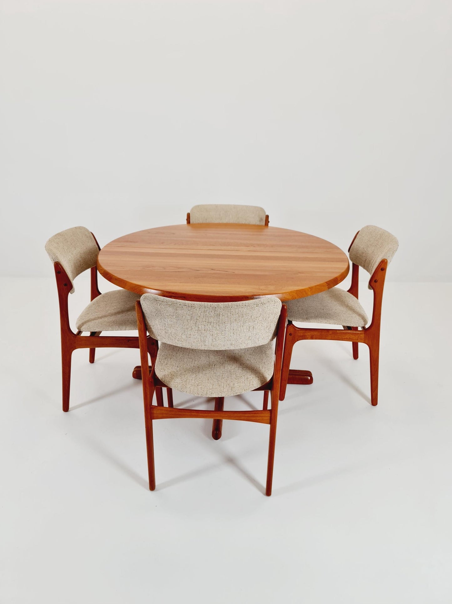 Mid century extendable Danish Modern Solid Teak dining table by Dyrlund MöbelFabrik , 1970s