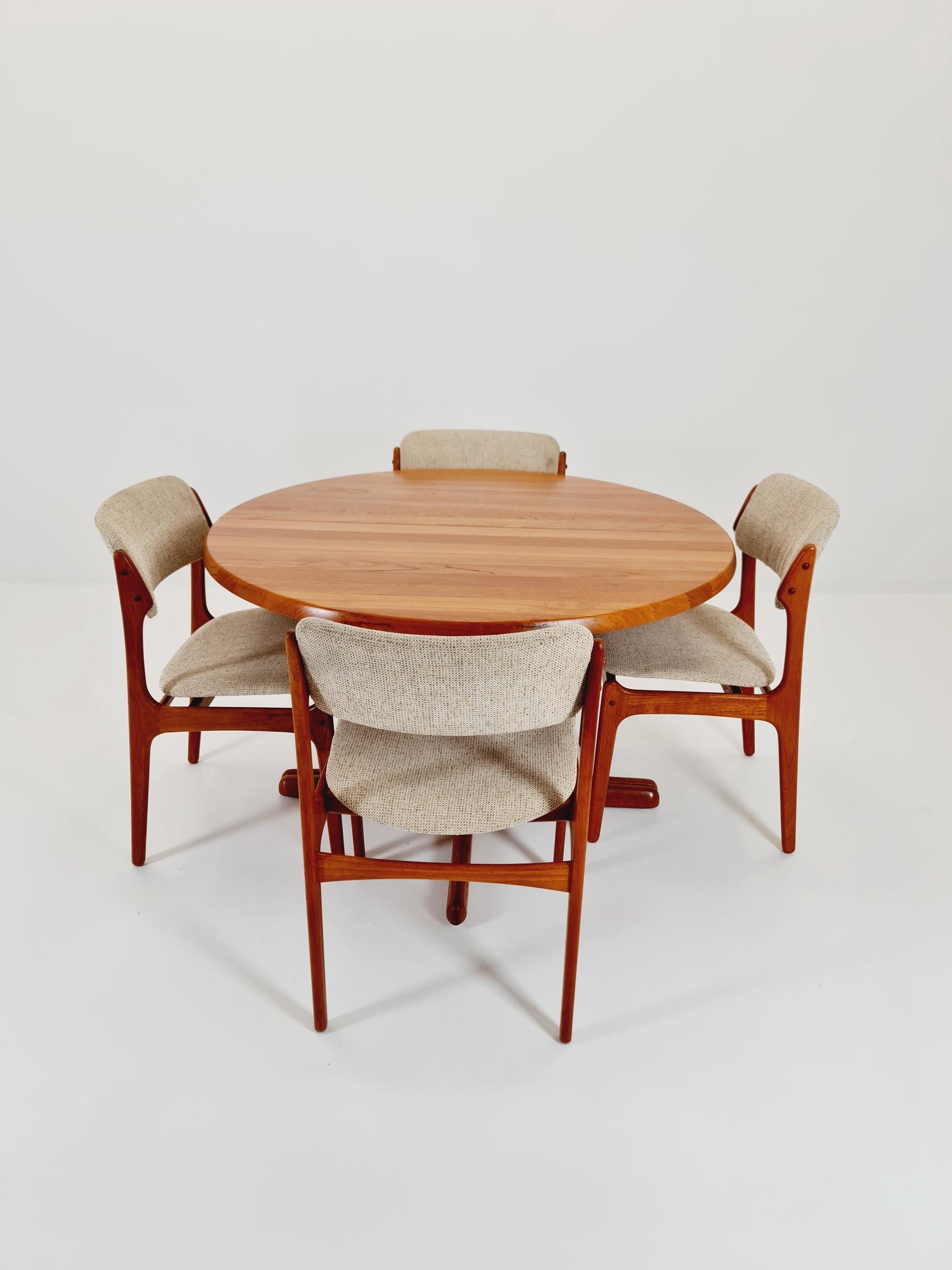 Mid century extendable Danish Modern Solid Teak dining table by Dyrlund MöbelFabrik , 1970s