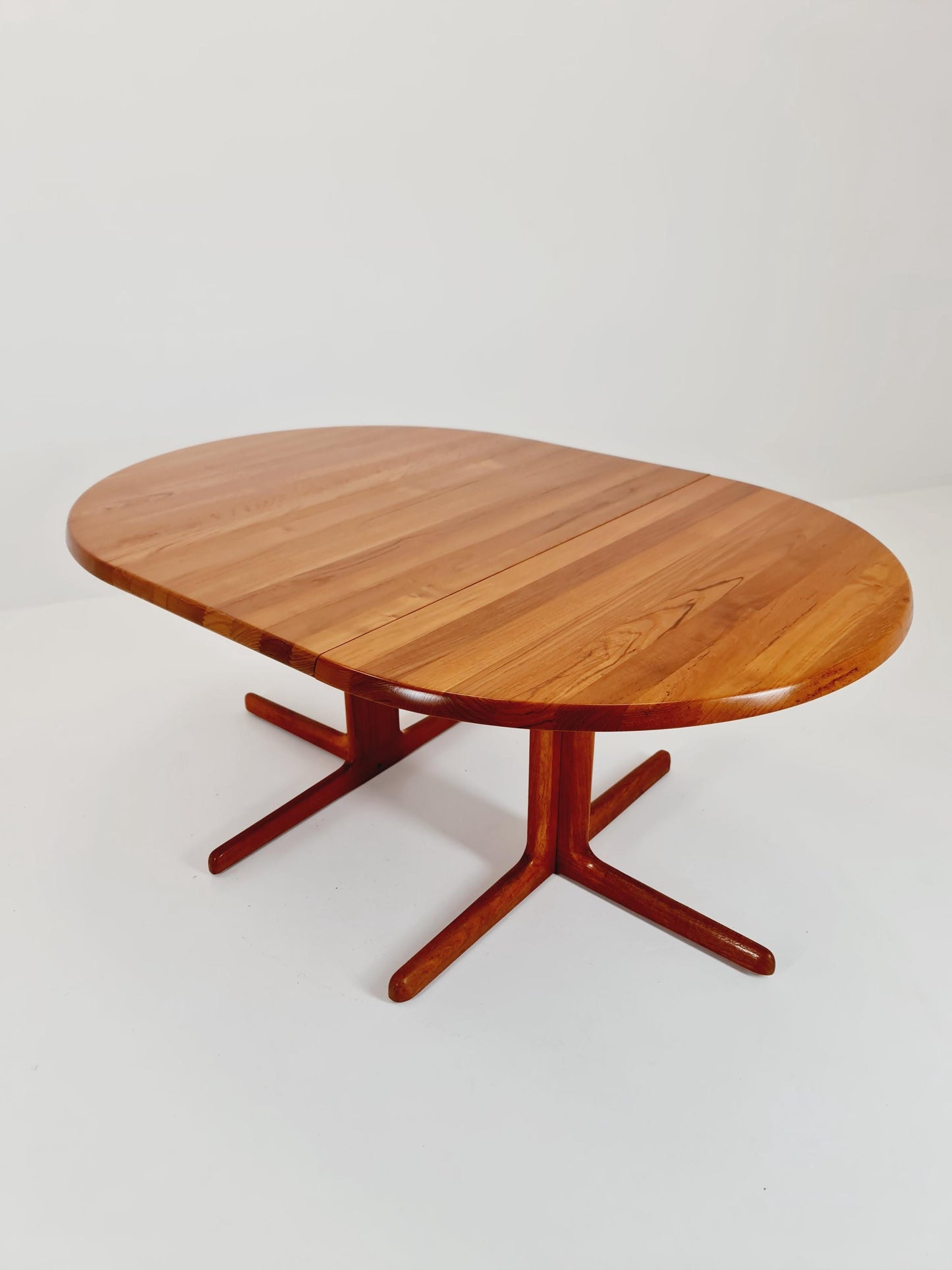 Mid century extendable Danish Modern Solid Teak dining table by Dyrlund MöbelFabrik , 1970s