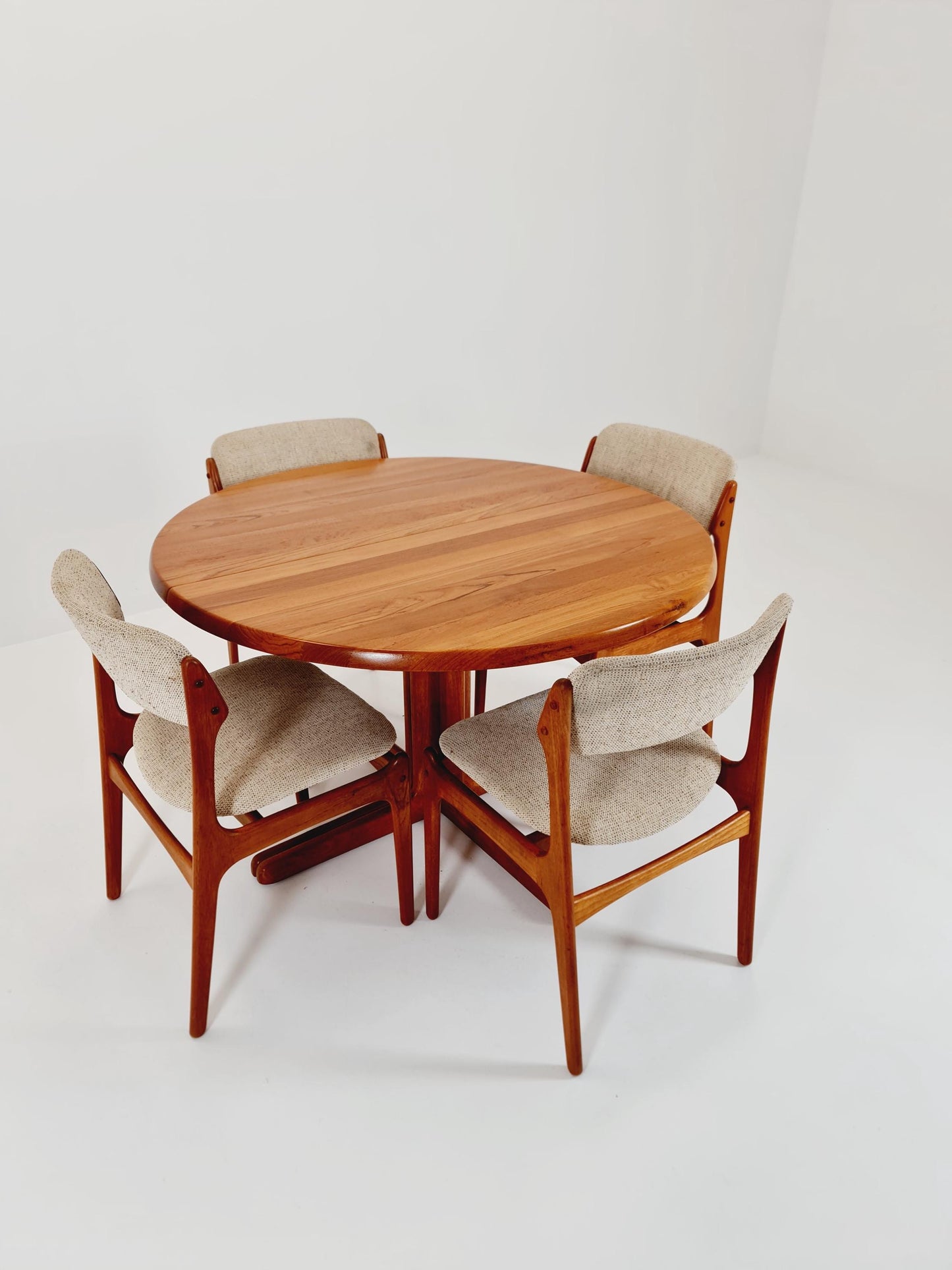 Mid century extendable Danish Modern Solid Teak dining table by Dyrlund MöbelFabrik , 1970s
