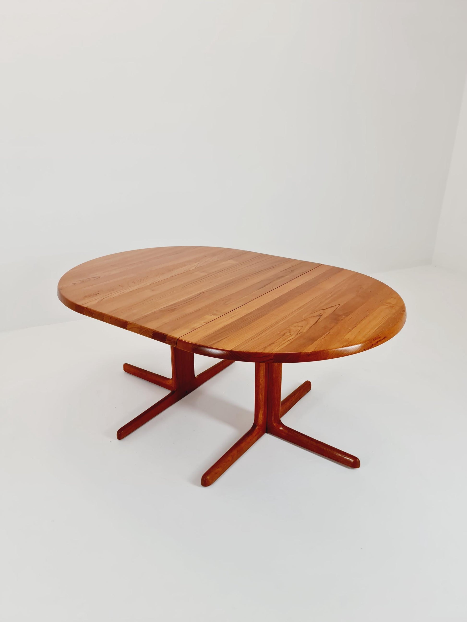 Mid century extendable Danish Modern Solid Teak dining table by Dyrlund MöbelFabrik , 1970s