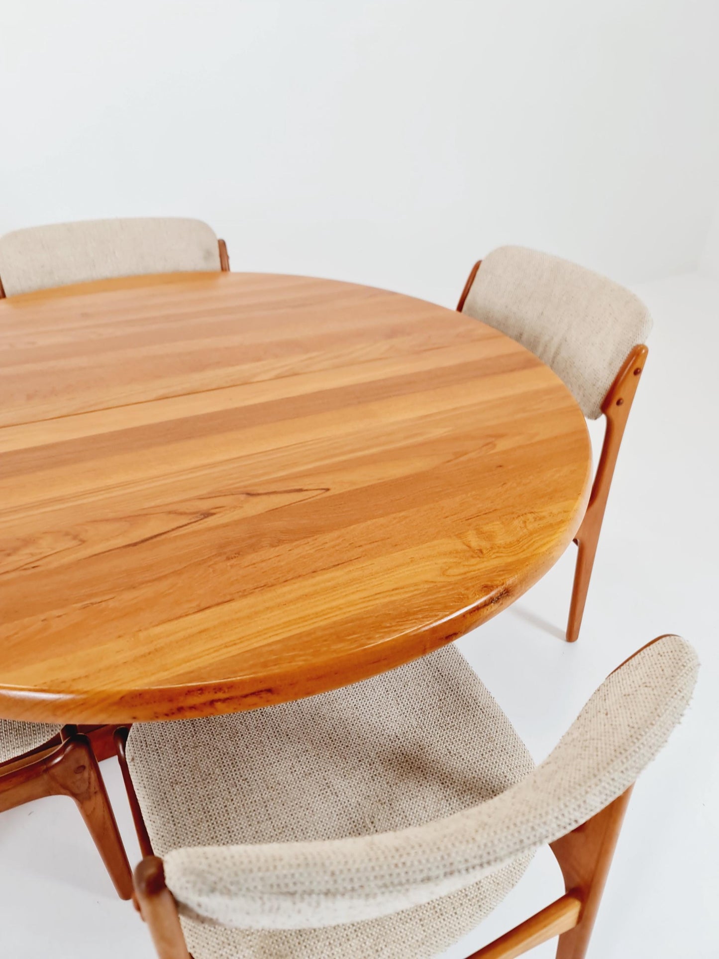 Mid century extendable Danish Modern Solid Teak dining table by Dyrlund MöbelFabrik , 1970s