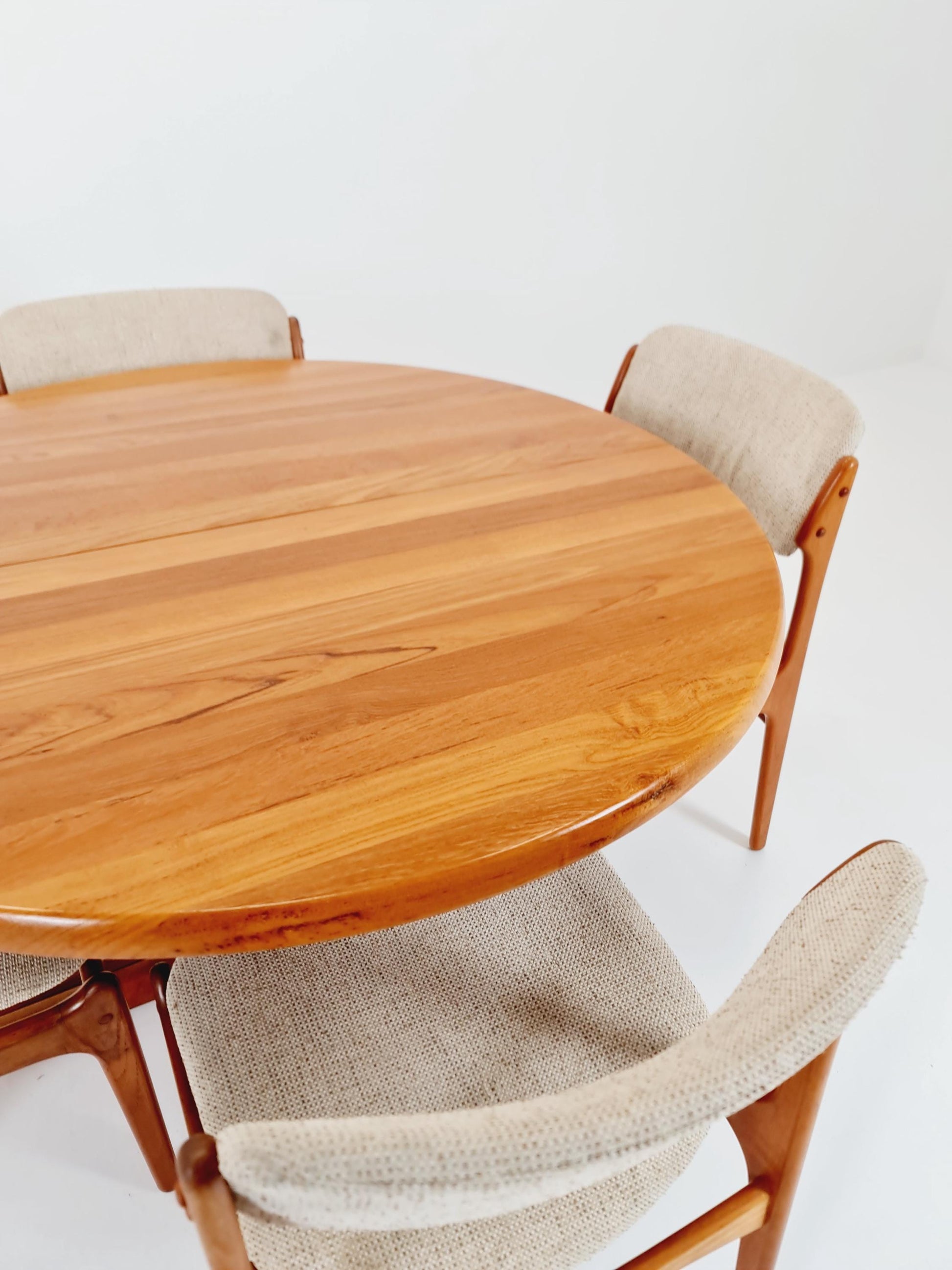 Mid century extendable Danish Modern Solid Teak dining table by Dyrlund MöbelFabrik , 1970s