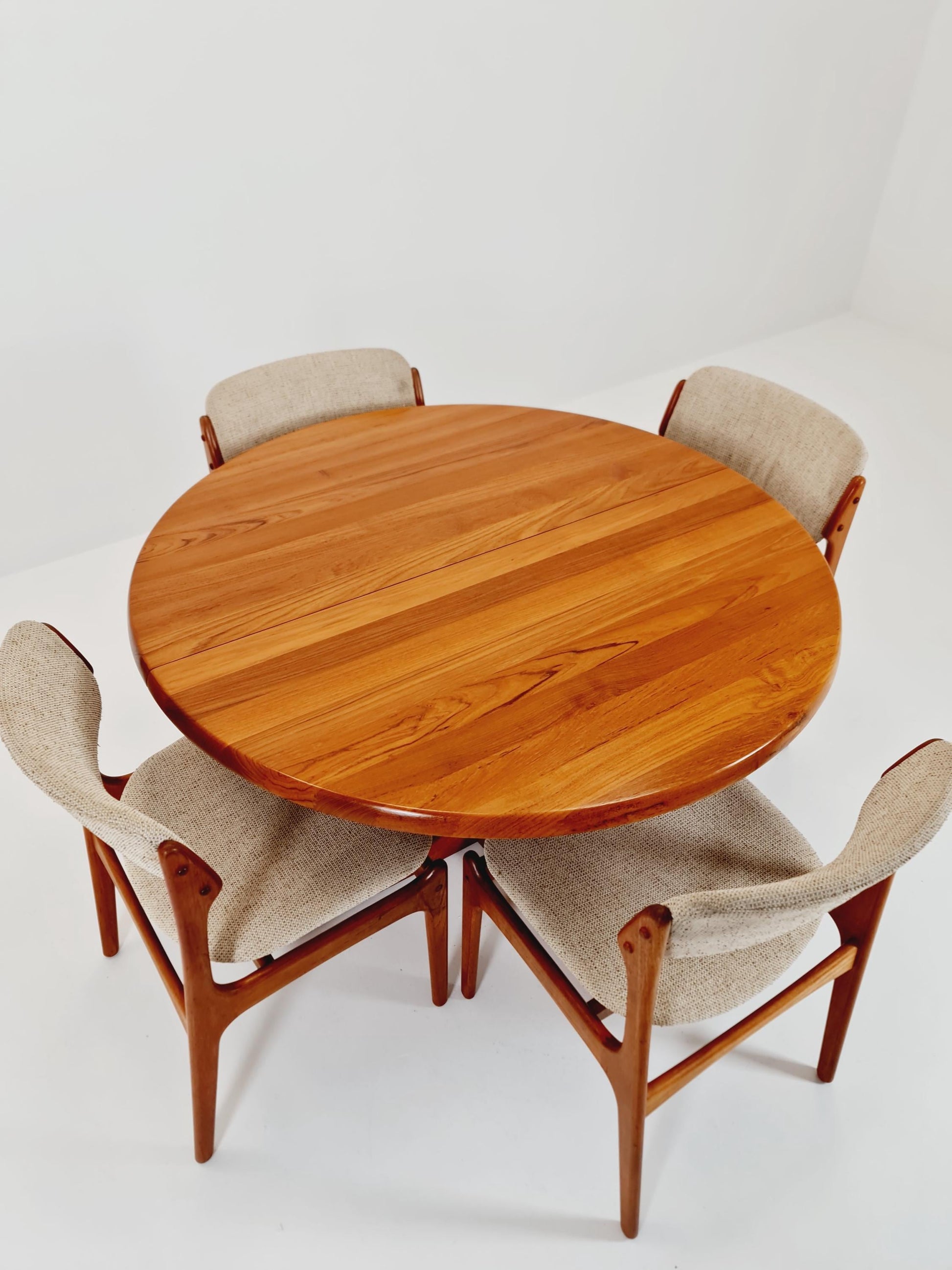 Mid century extendable Danish Modern Solid Teak dining table by Dyrlund MöbelFabrik , 1970s