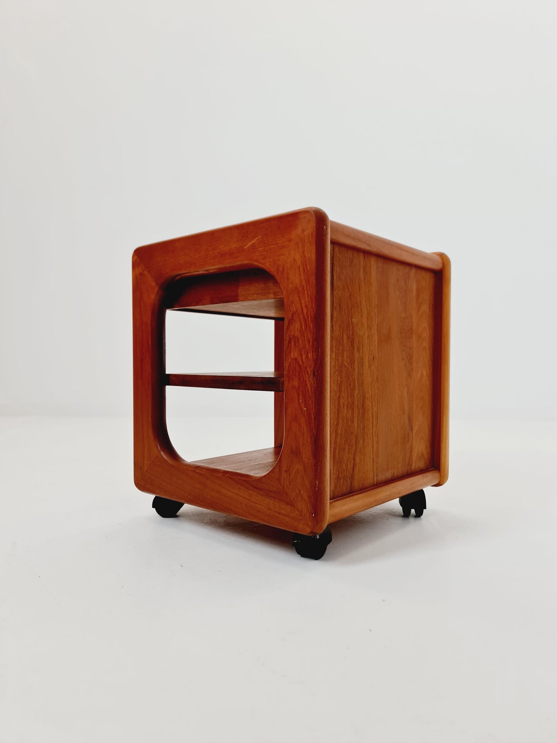 Vintage mid century danish sidetable in solid teak/nightstand By Dyrlund , 1960s
