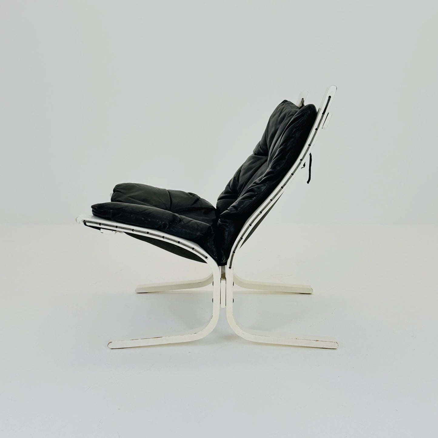 Mid-Century Norwegian Siesta Chair | Black Leather & White Frame | Ingmar Relling for Westnofa, 1960s