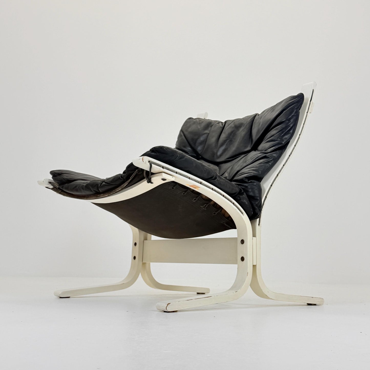 Mid-Century Norwegian Siesta Chair | Black Leather & White Frame | Ingmar Relling for Westnofa, 1960s
