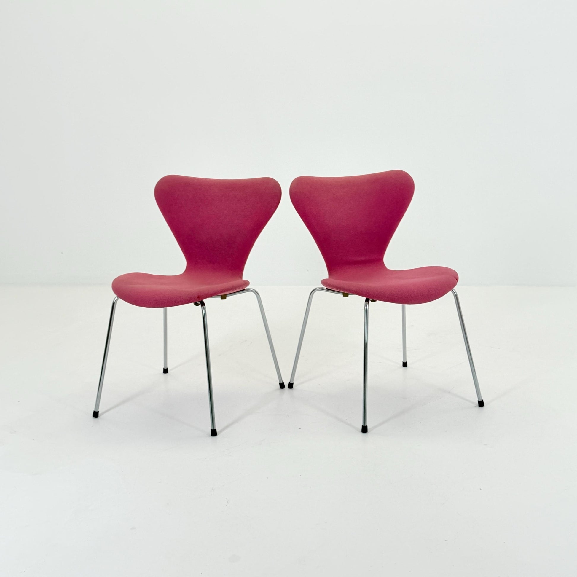 Set of 2 Baby Blue 3107 butterfly chais by Arne Jacobsen for Fritz Hansen, Denmark 1990s