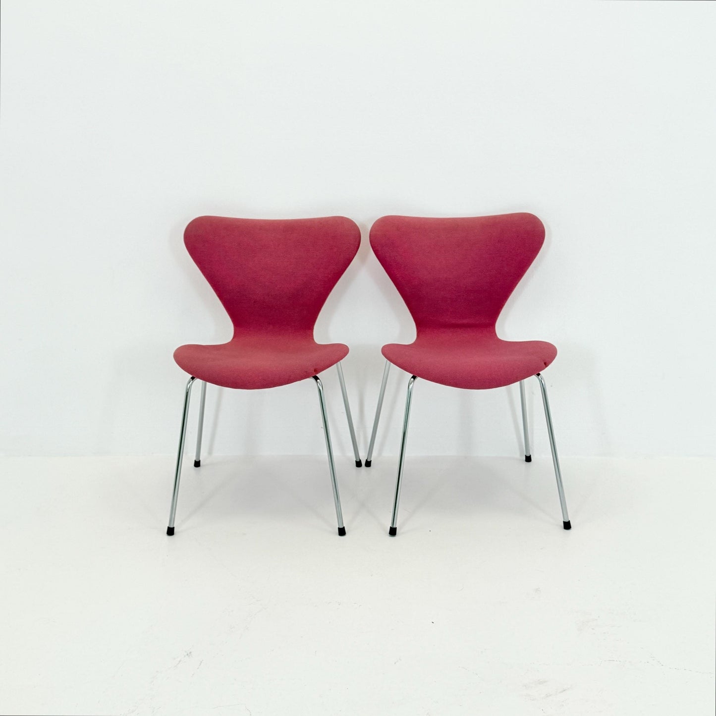 Set of 2 Baby Blue 3107 butterfly chais by Arne Jacobsen for Fritz Hansen, Denmark 1990s