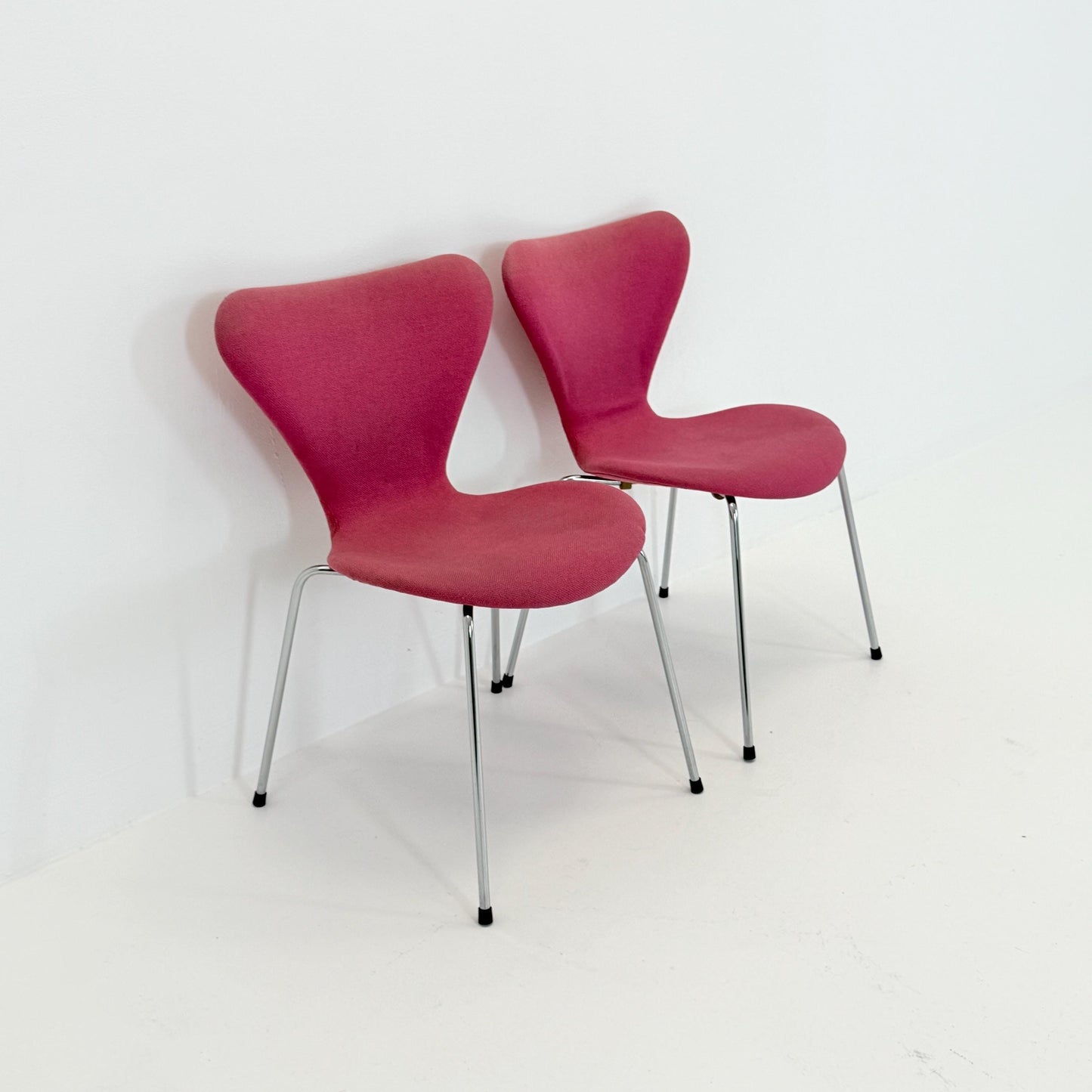 Set of 2 Baby Blue 3107 butterfly chais by Arne Jacobsen for Fritz Hansen, Denmark 1990s