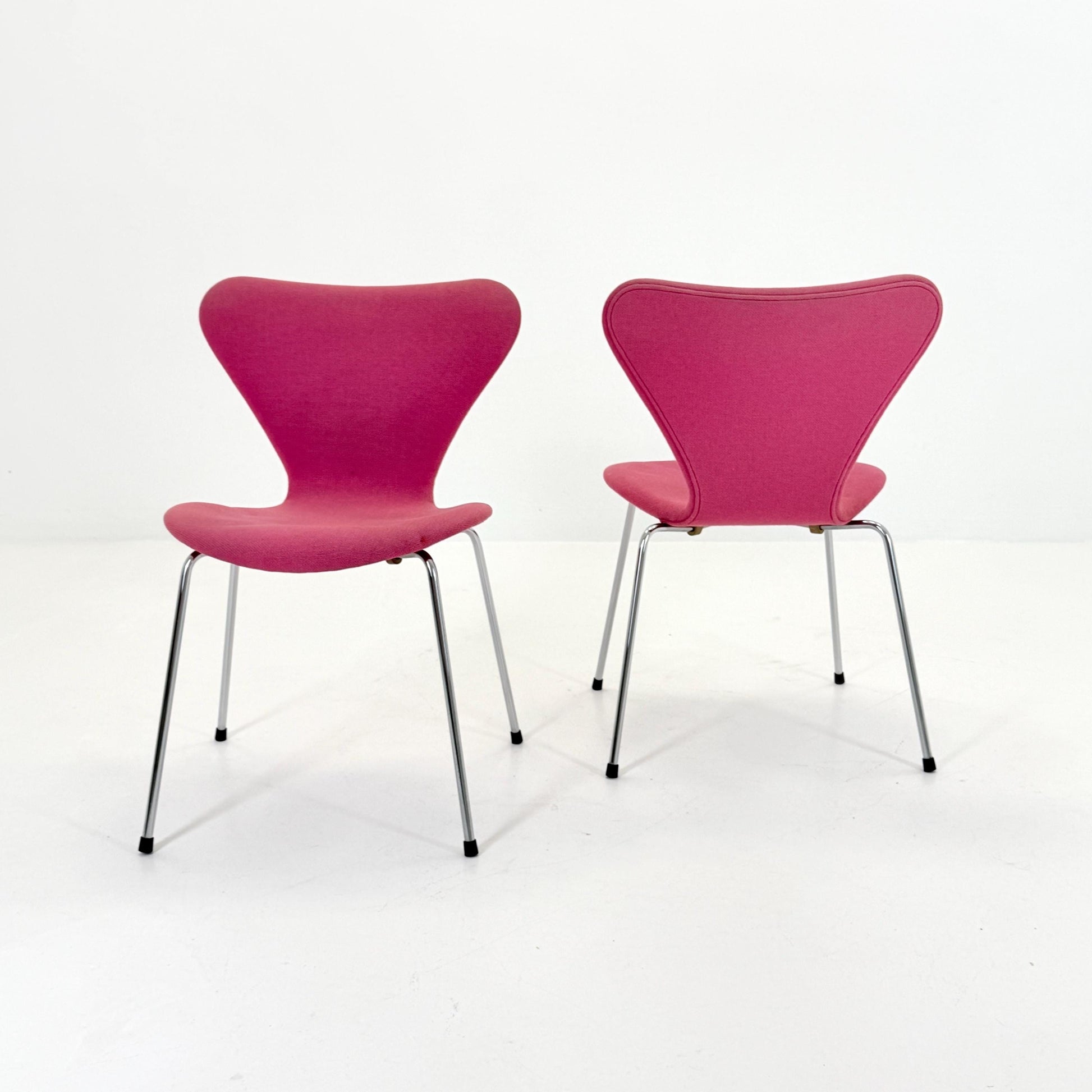Set of 2 Baby Blue 3107 butterfly chais by Arne Jacobsen for Fritz Hansen, Denmark 1990s