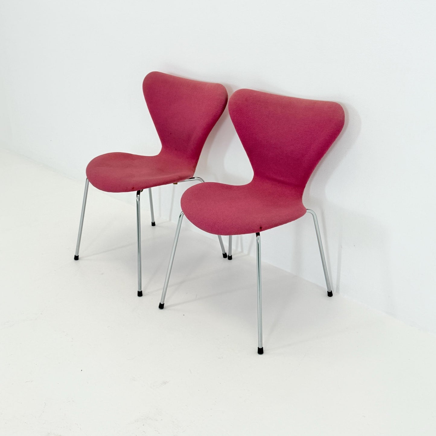 Set of 2 Baby Blue 3107 butterfly chais by Arne Jacobsen for Fritz Hansen, Denmark 1990s