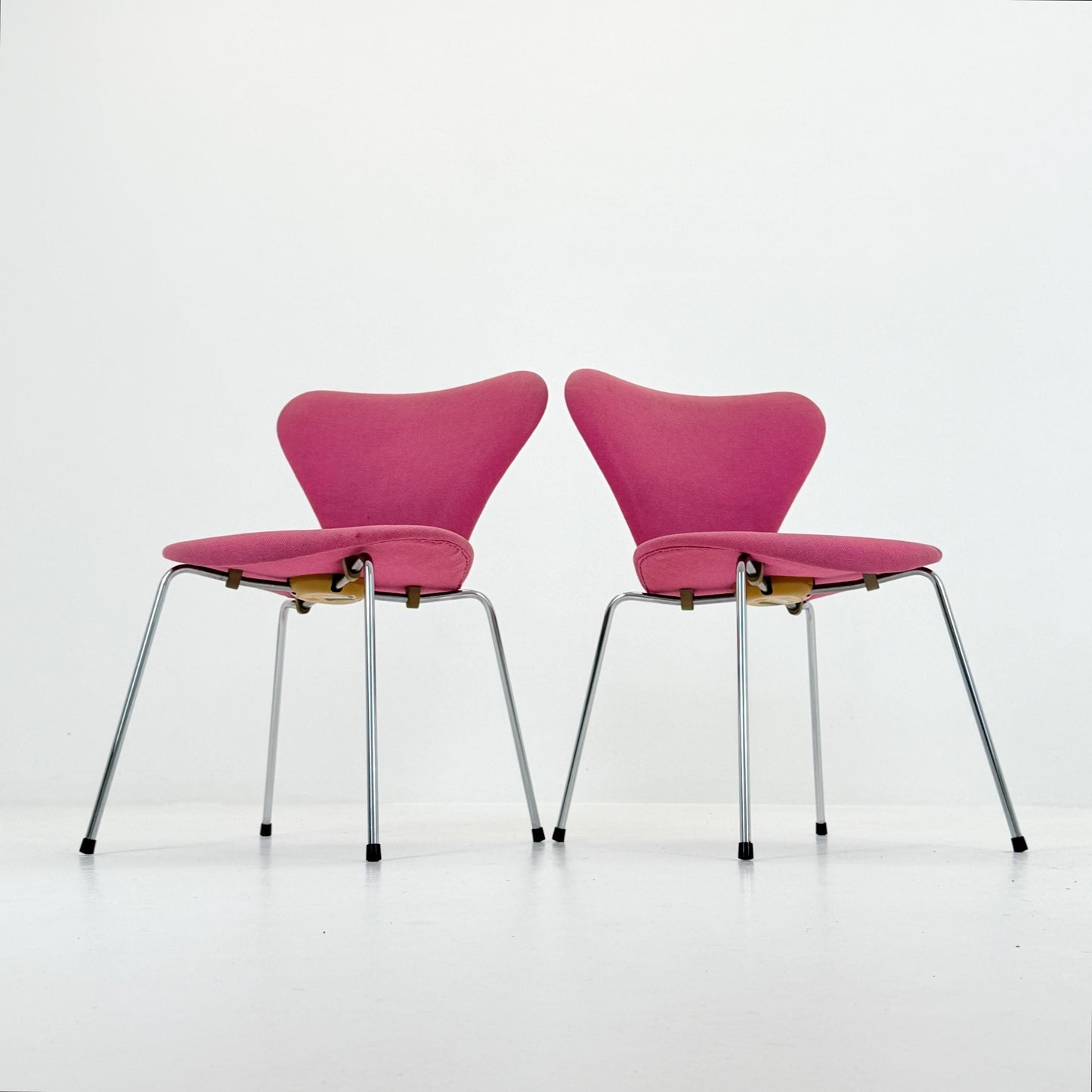 Set of 2 Baby Blue 3107 butterfly chais by Arne Jacobsen for Fritz Hansen, Denmark 1990s