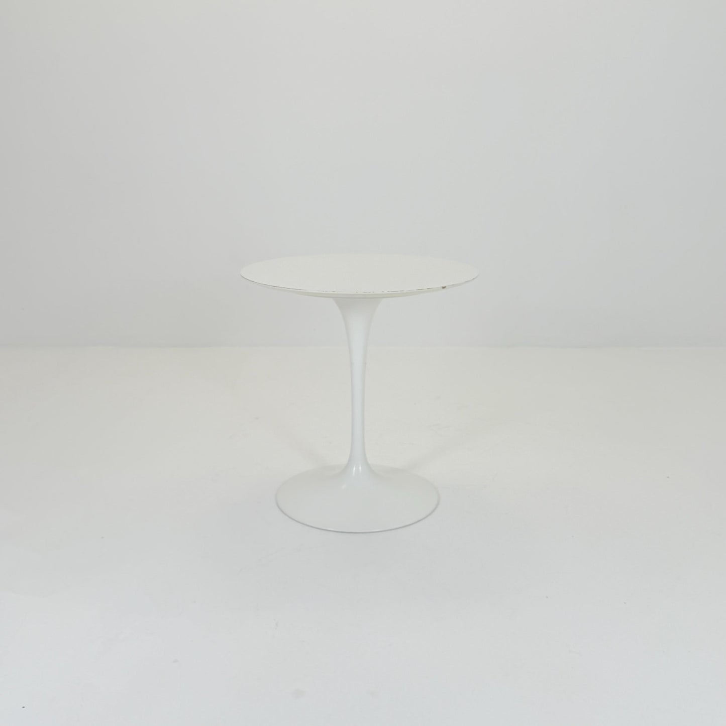 Mid Century white Tulip Coffee - side Table by Eero Saarinen for Knoll International 1960s