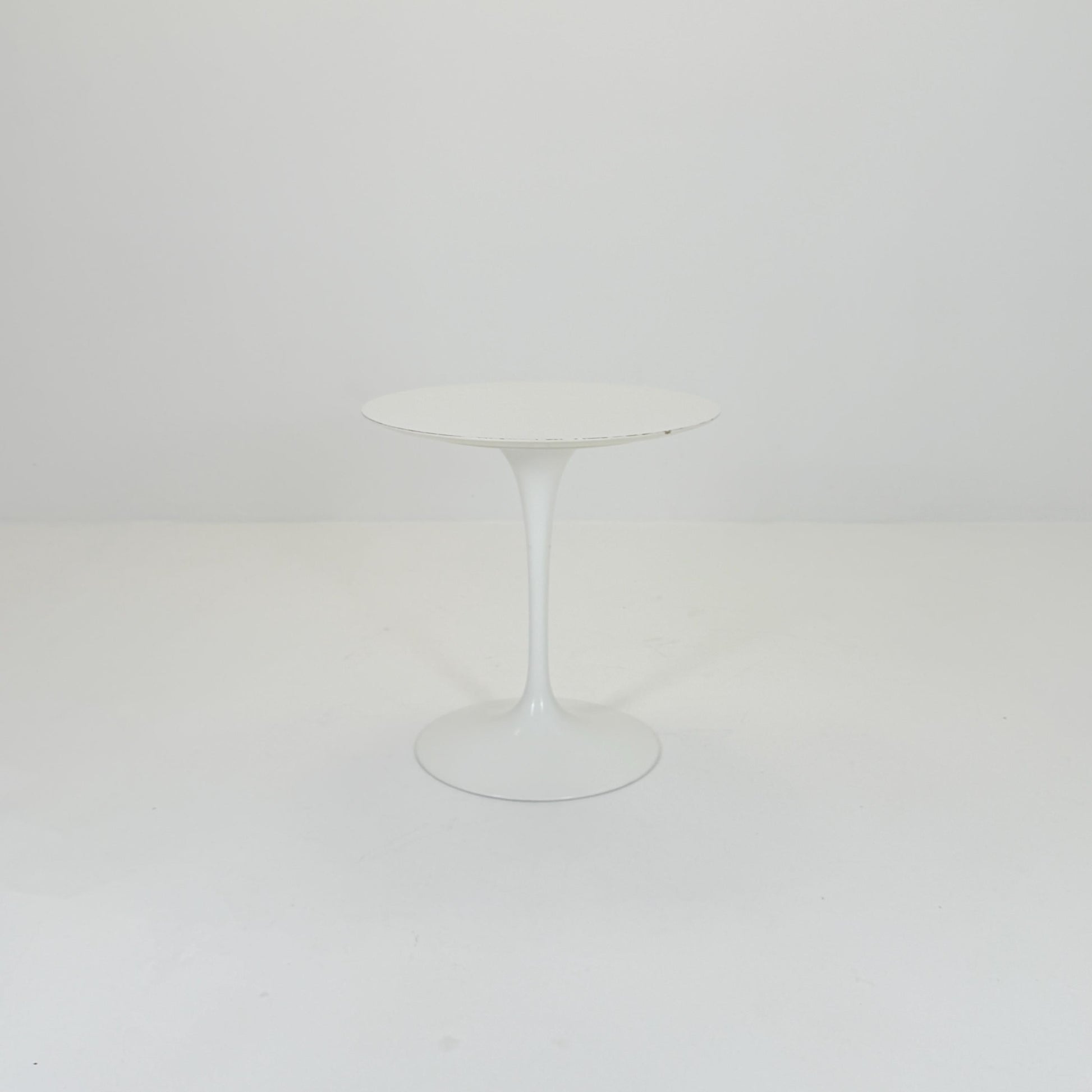 Mid Century white Tulip Coffee - side Table by Eero Saarinen for Knoll International 1960s