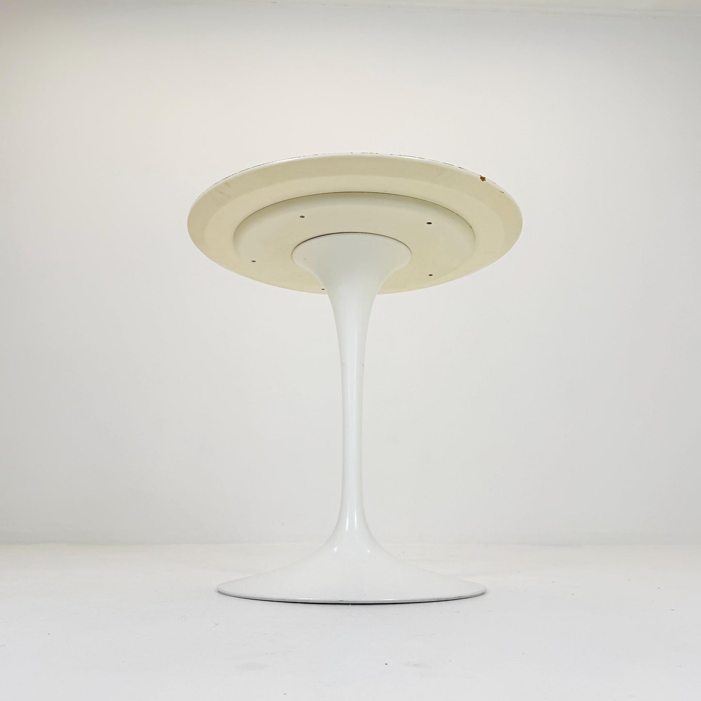 Mid Century white Tulip Coffee - side Table by Eero Saarinen for Knoll International 1960s
