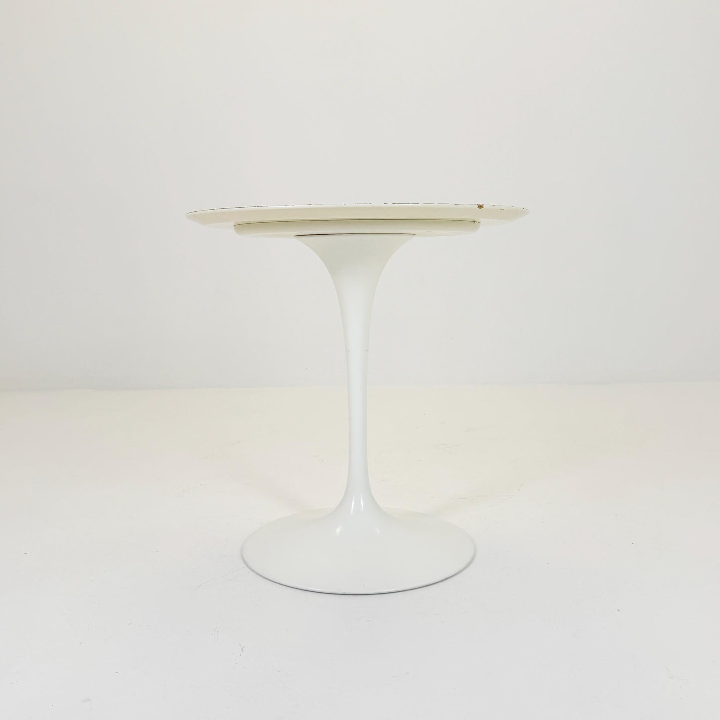Mid Century white Tulip Coffee - side Table by Eero Saarinen for Knoll International 1960s