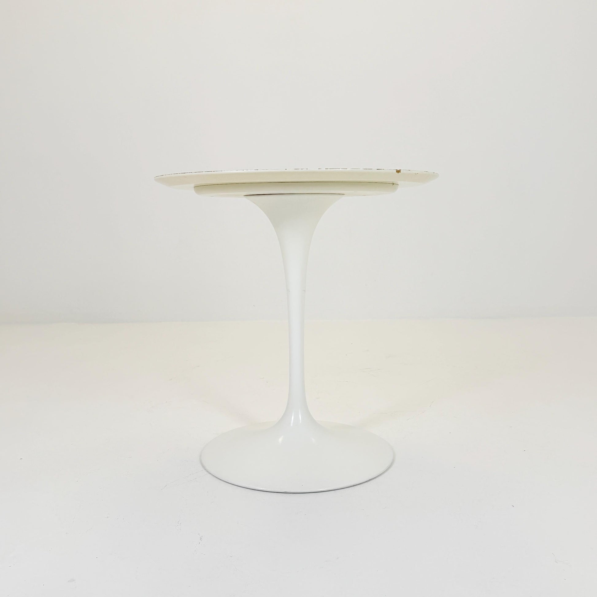 Mid Century white Tulip Coffee - side Table by Eero Saarinen for Knoll International 1960s