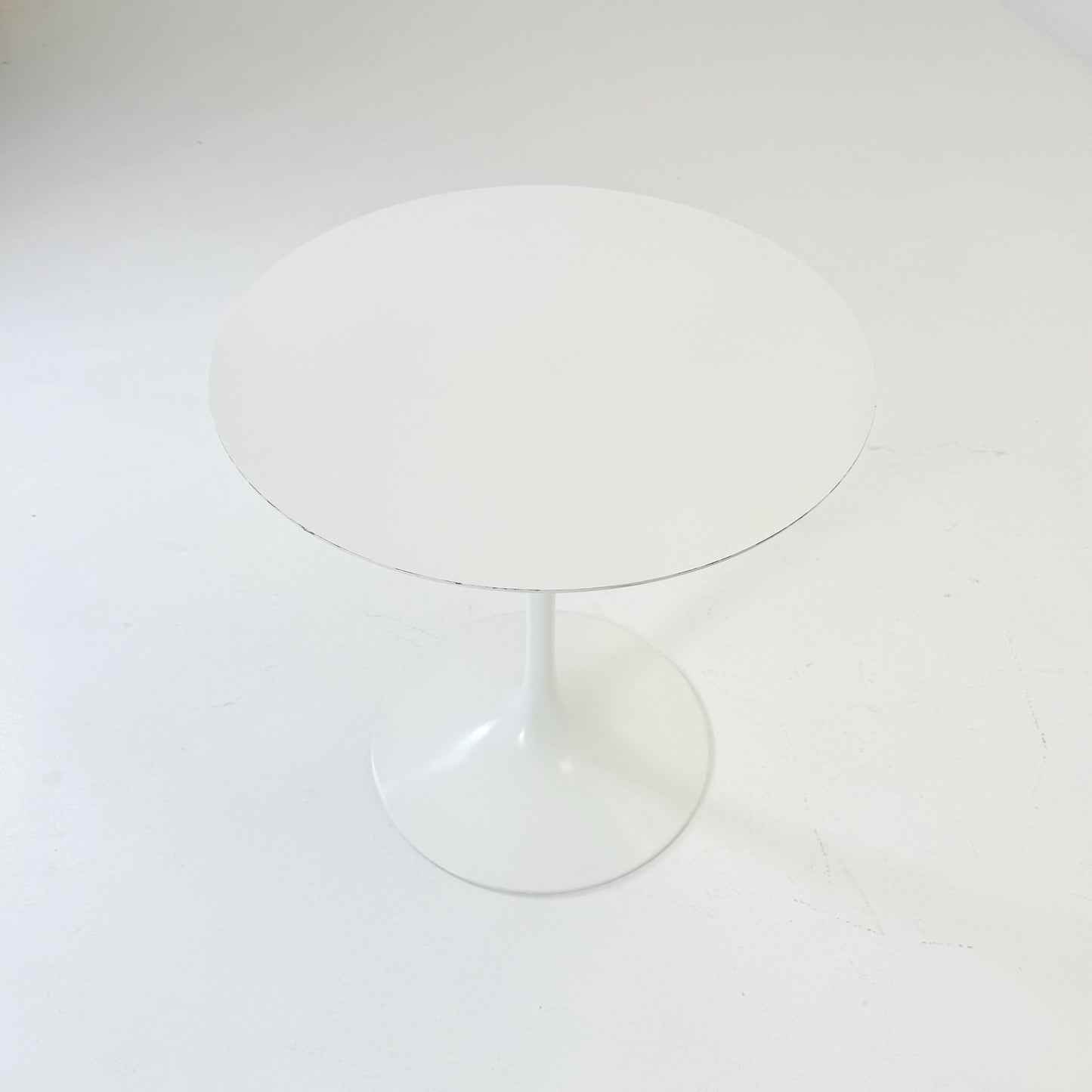 Mid Century white Tulip Coffee - side Table by Eero Saarinen for Knoll International 1960s