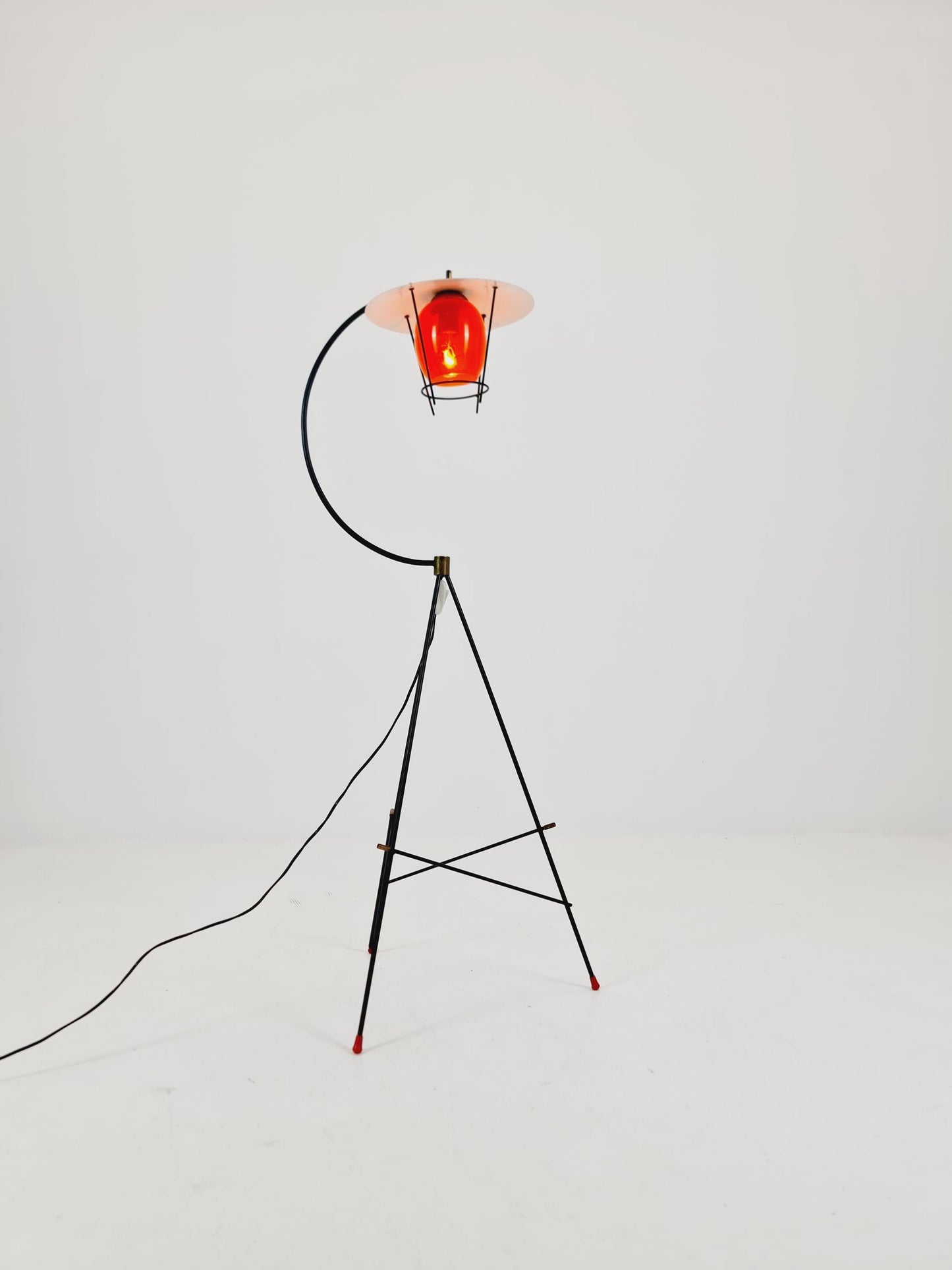 Mid century Tripod Italian floor lamp Red Glas & Brass Details 1950s