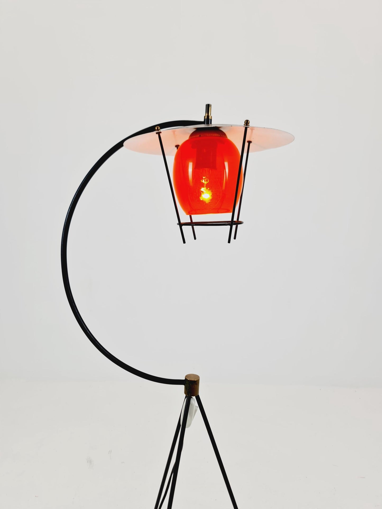 Mid century Tripod Italian floor lamp Red Glas & Brass Details 1950s