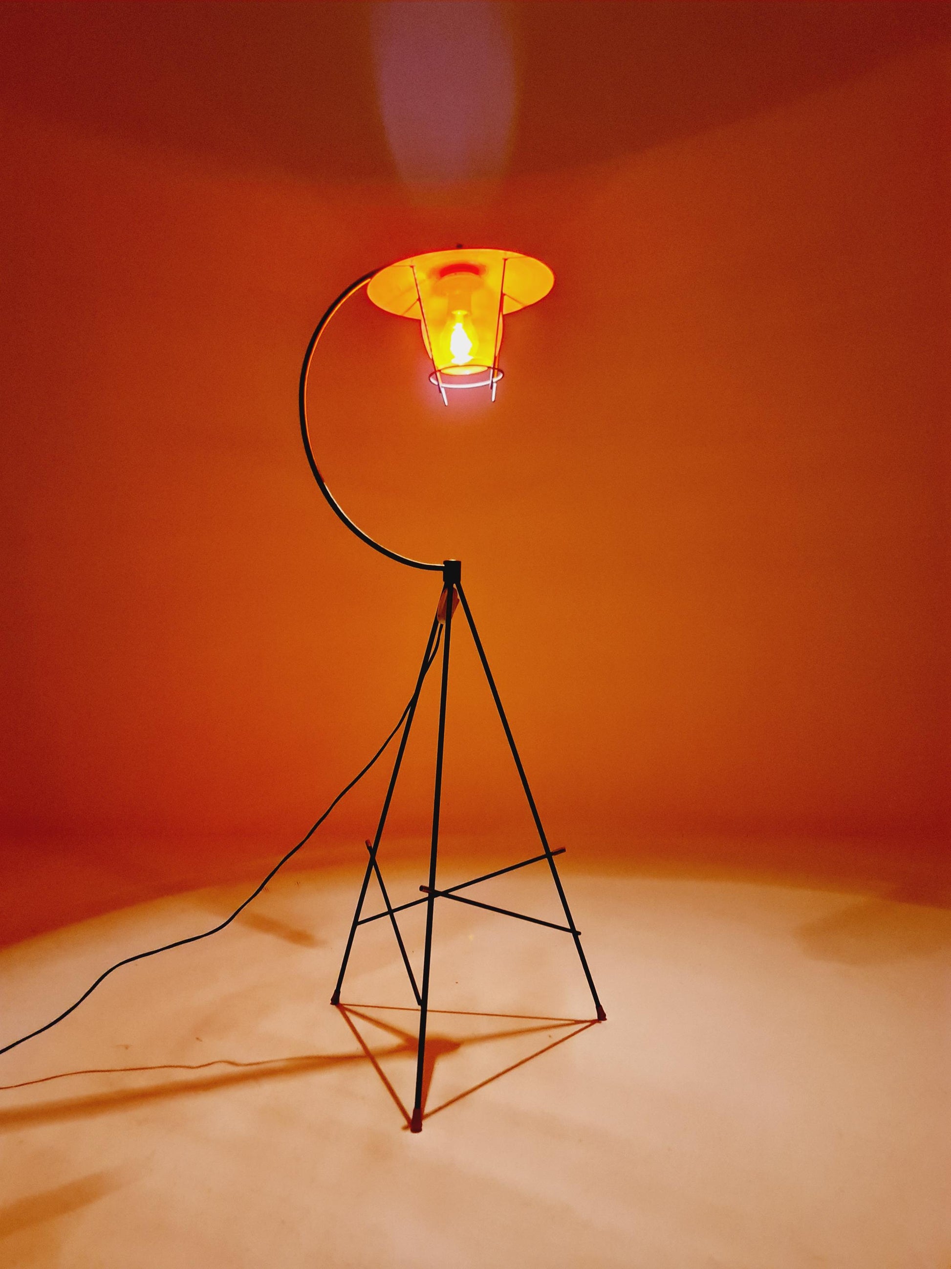 Mid century Tripod Italian floor lamp Red Glas & Brass Details 1950s