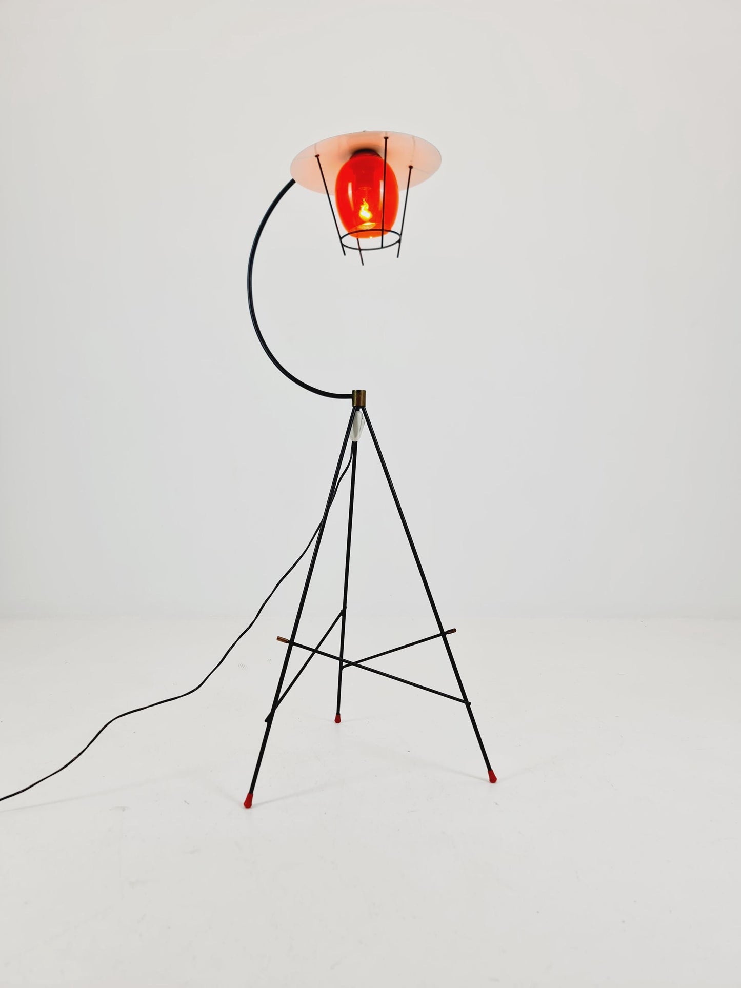 Mid century Tripod Italian floor lamp Red Glas & Brass Details 1950s