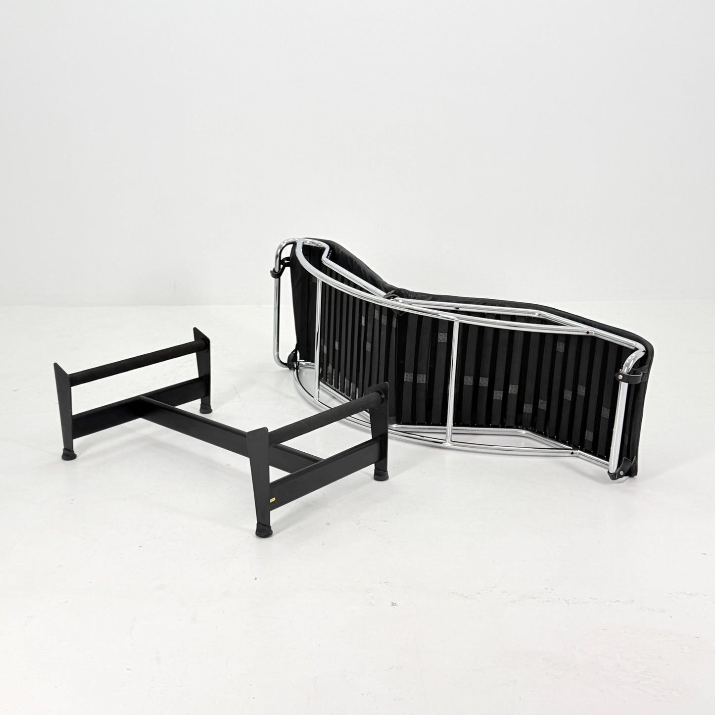 Mid Century Modern LC4 Chaise Lounge in Black - Chrome – Design by Le Corbusier, Charlotte Perriand - Pierre Jeanneret – Italy, 1970s