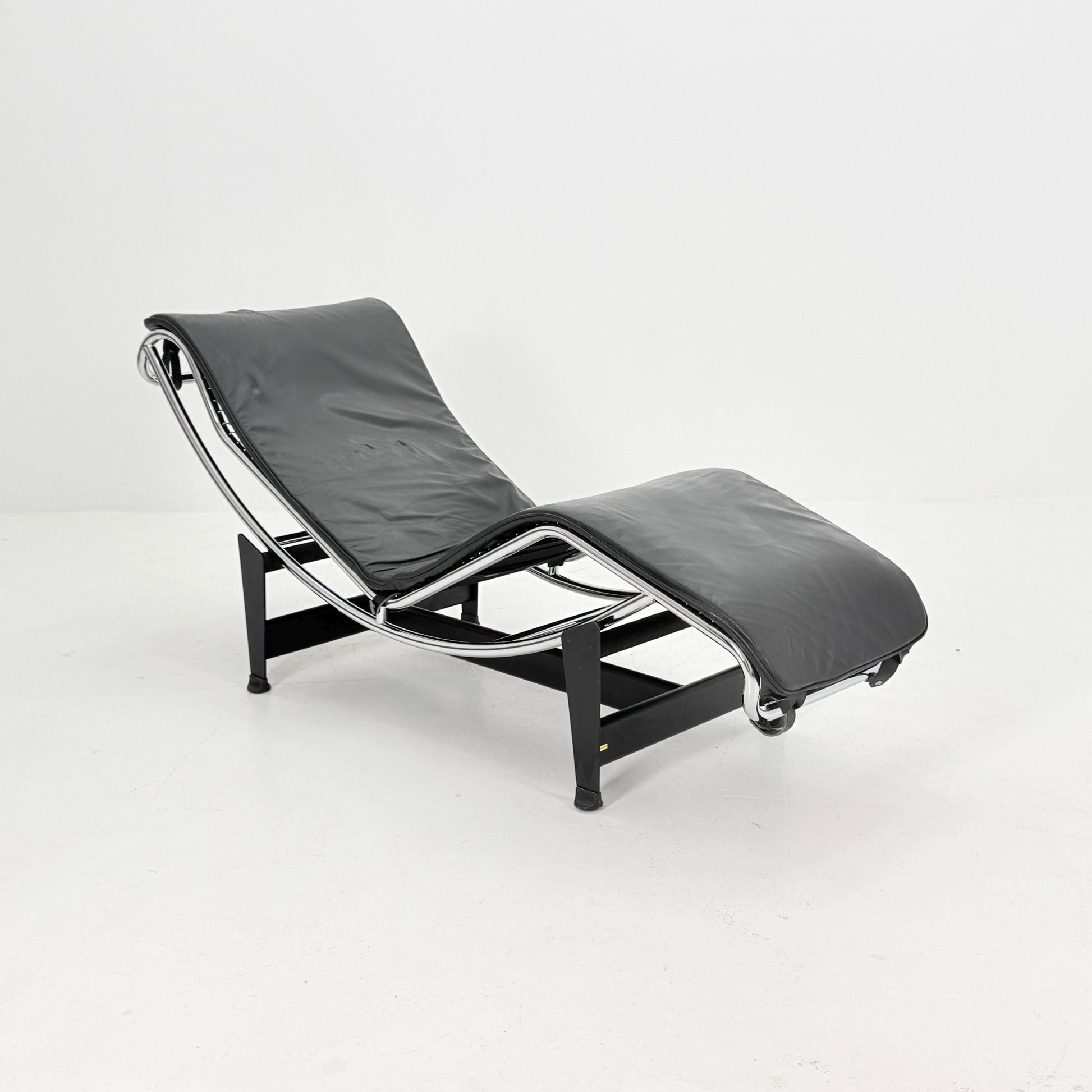 Mid Century Modern LC4 Chaise Lounge in Black - Chrome – Design by Le Corbusier, Charlotte Perriand - Pierre Jeanneret – Italy, 1970s