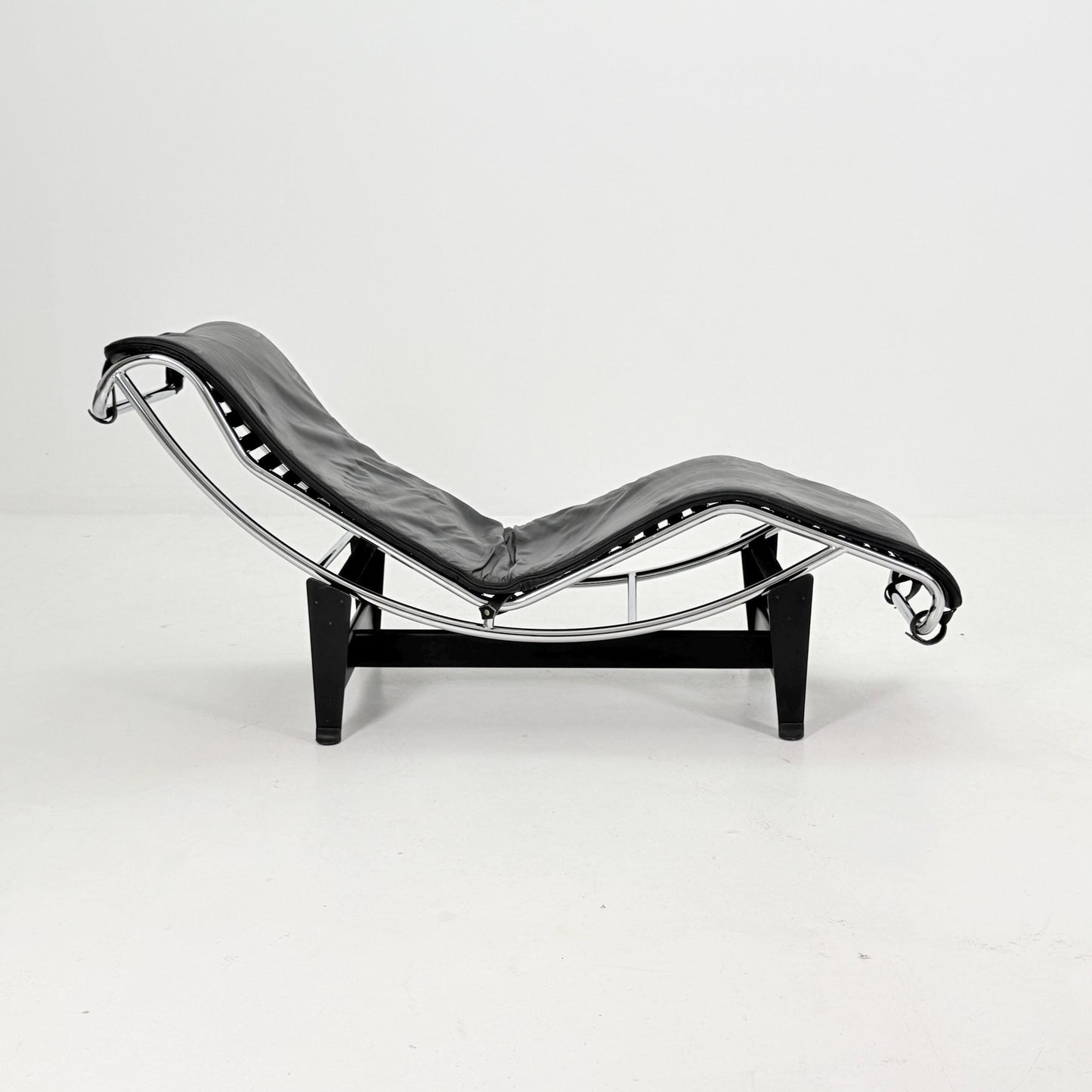 Mid Century Modern LC4 Chaise Lounge in Black - Chrome – Design by Le Corbusier, Charlotte Perriand - Pierre Jeanneret – Italy, 1970s