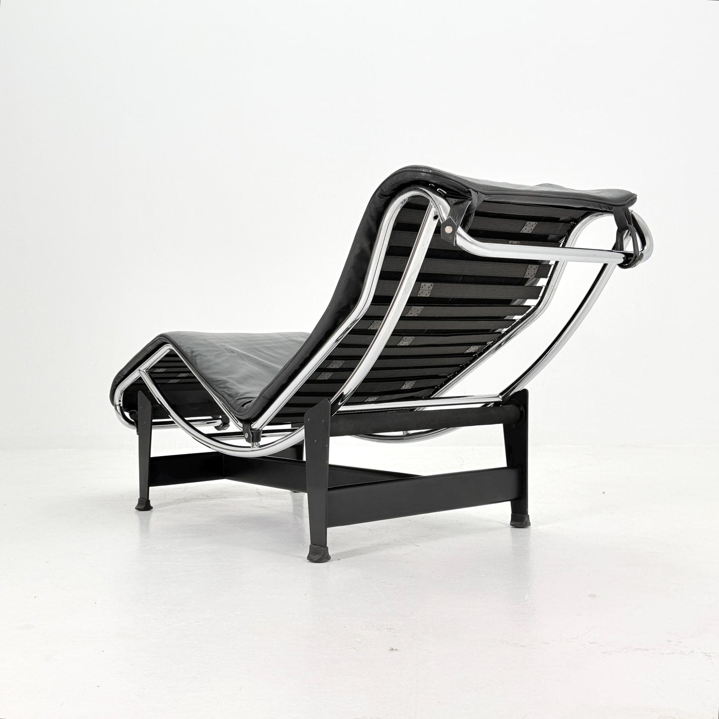 Mid Century Modern LC4 Chaise Lounge in Black - Chrome – Design by Le Corbusier, Charlotte Perriand - Pierre Jeanneret – Italy, 1970s