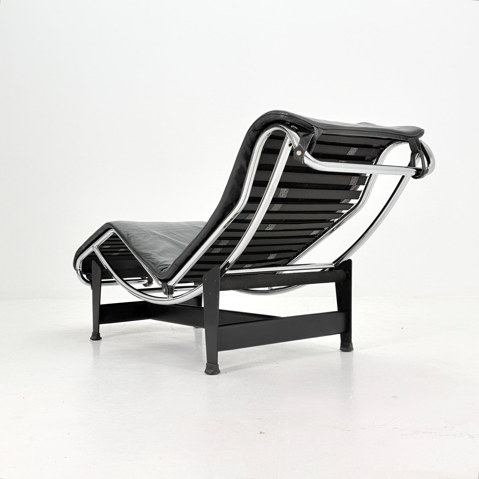 Mid Century Modern LC4 Chaise Lounge in Black - Chrome – Design by Le Corbusier, Charlotte Perriand - Pierre Jeanneret – Italy, 1970s