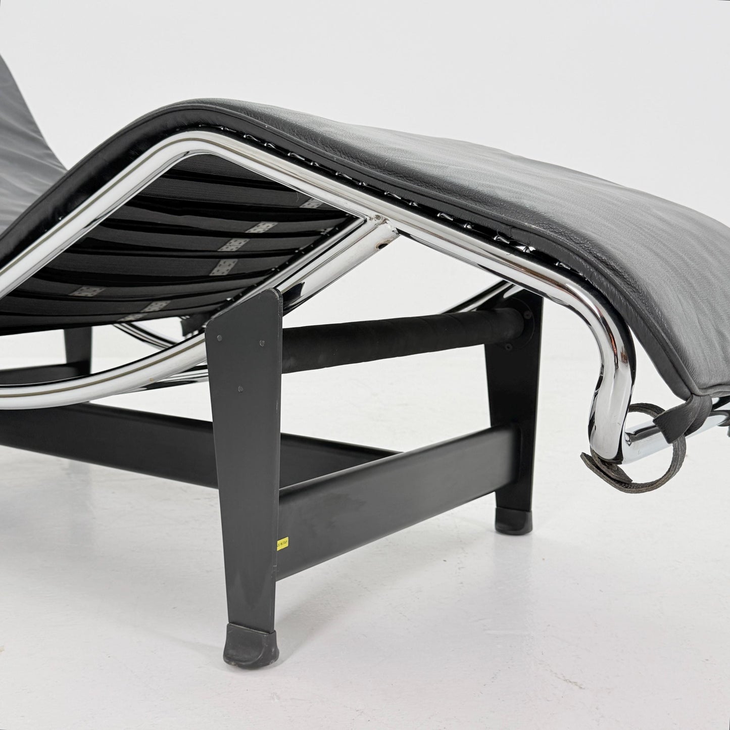 Mid Century Modern LC4 Chaise Lounge in Black - Chrome – Design by Le Corbusier, Charlotte Perriand - Pierre Jeanneret – Italy, 1970s