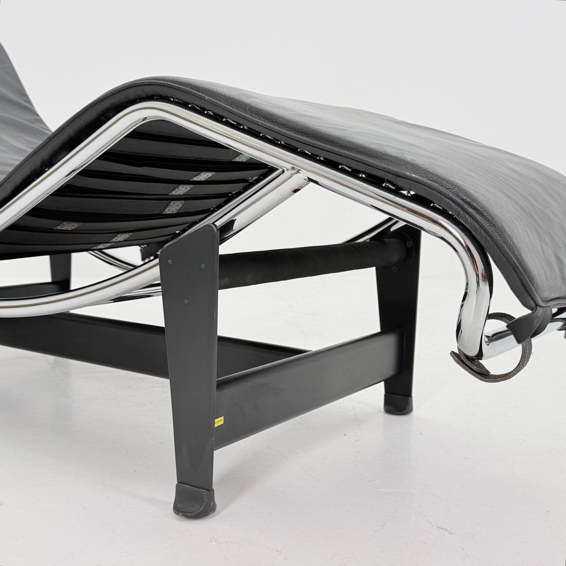 Mid Century Modern LC4 Chaise Lounge in Black - Chrome – Design by Le Corbusier, Charlotte Perriand - Pierre Jeanneret – Italy, 1970s