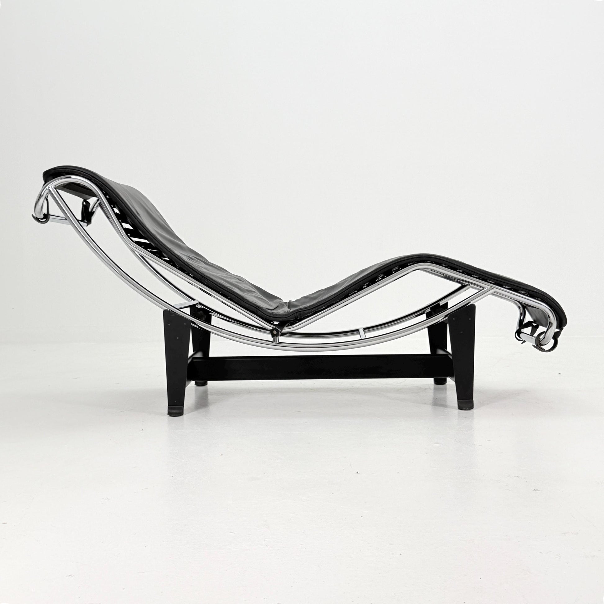 Mid Century Modern LC4 Chaise Lounge in Black - Chrome – Design by Le Corbusier, Charlotte Perriand - Pierre Jeanneret – Italy, 1970s