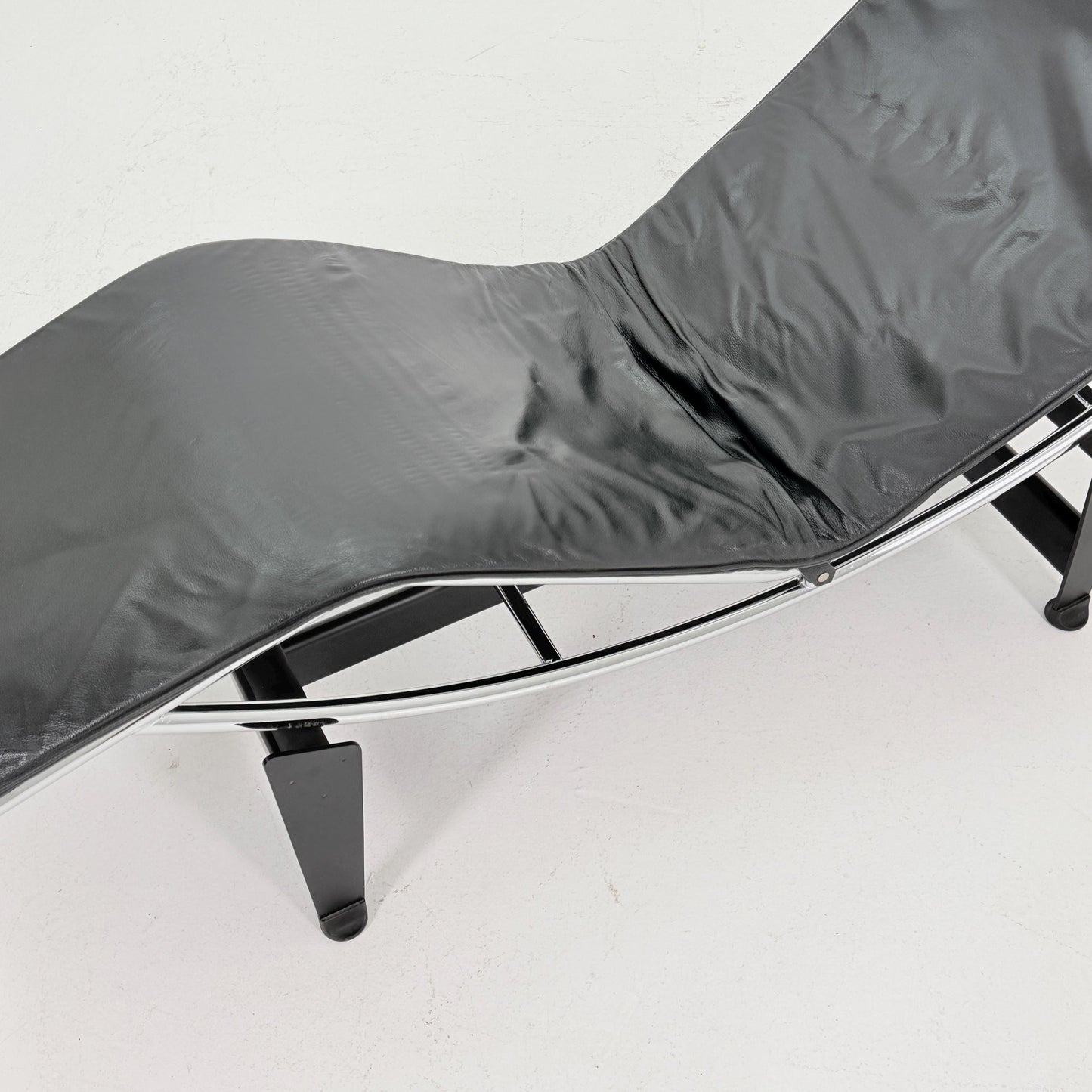 Mid Century Modern LC4 Chaise Lounge in Black - Chrome – Design by Le Corbusier, Charlotte Perriand - Pierre Jeanneret – Italy, 1970s