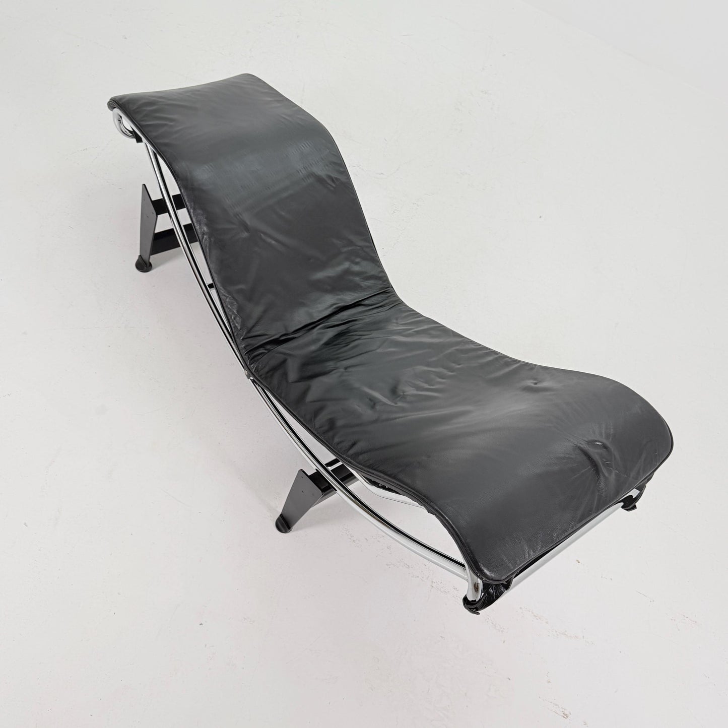 Mid Century Modern LC4 Chaise Lounge in Black - Chrome – Design by Le Corbusier, Charlotte Perriand - Pierre Jeanneret – Italy, 1970s