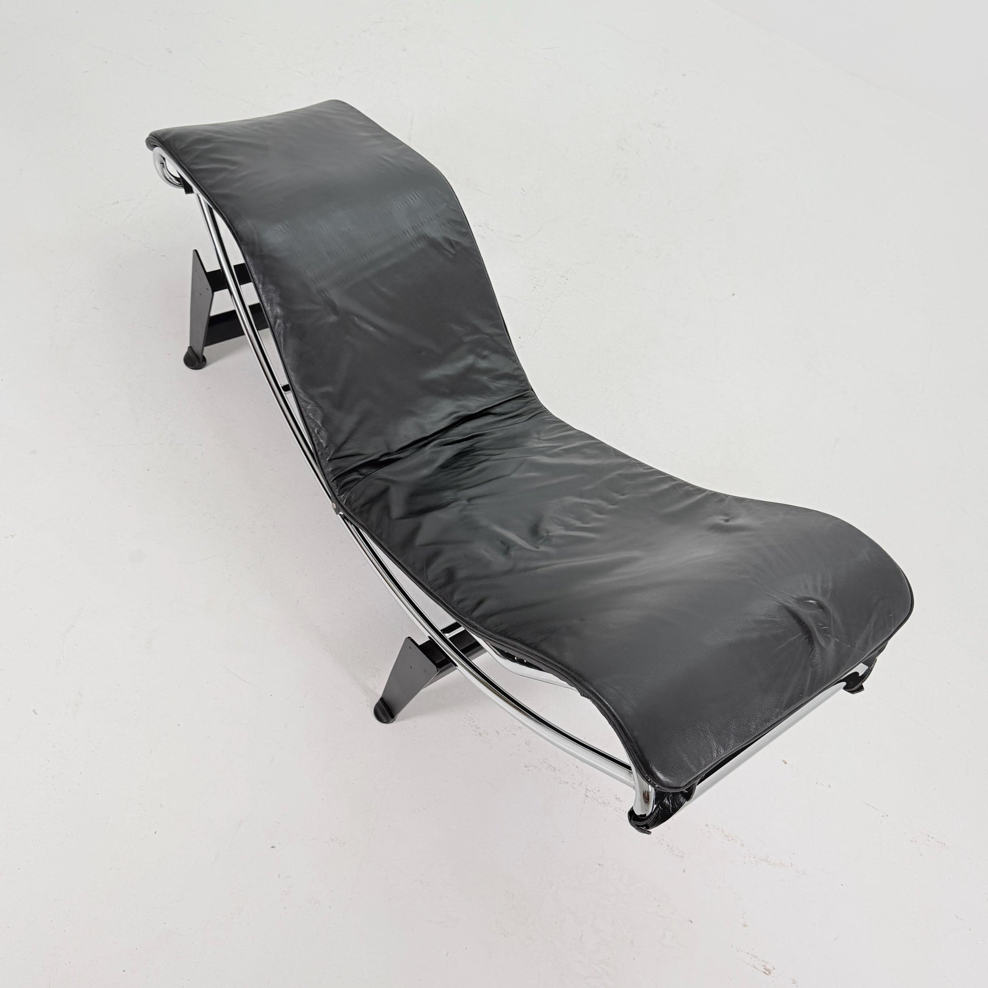 Mid Century Modern LC4 Chaise Lounge in Black - Chrome – Design by Le Corbusier, Charlotte Perriand - Pierre Jeanneret – Italy, 1970s