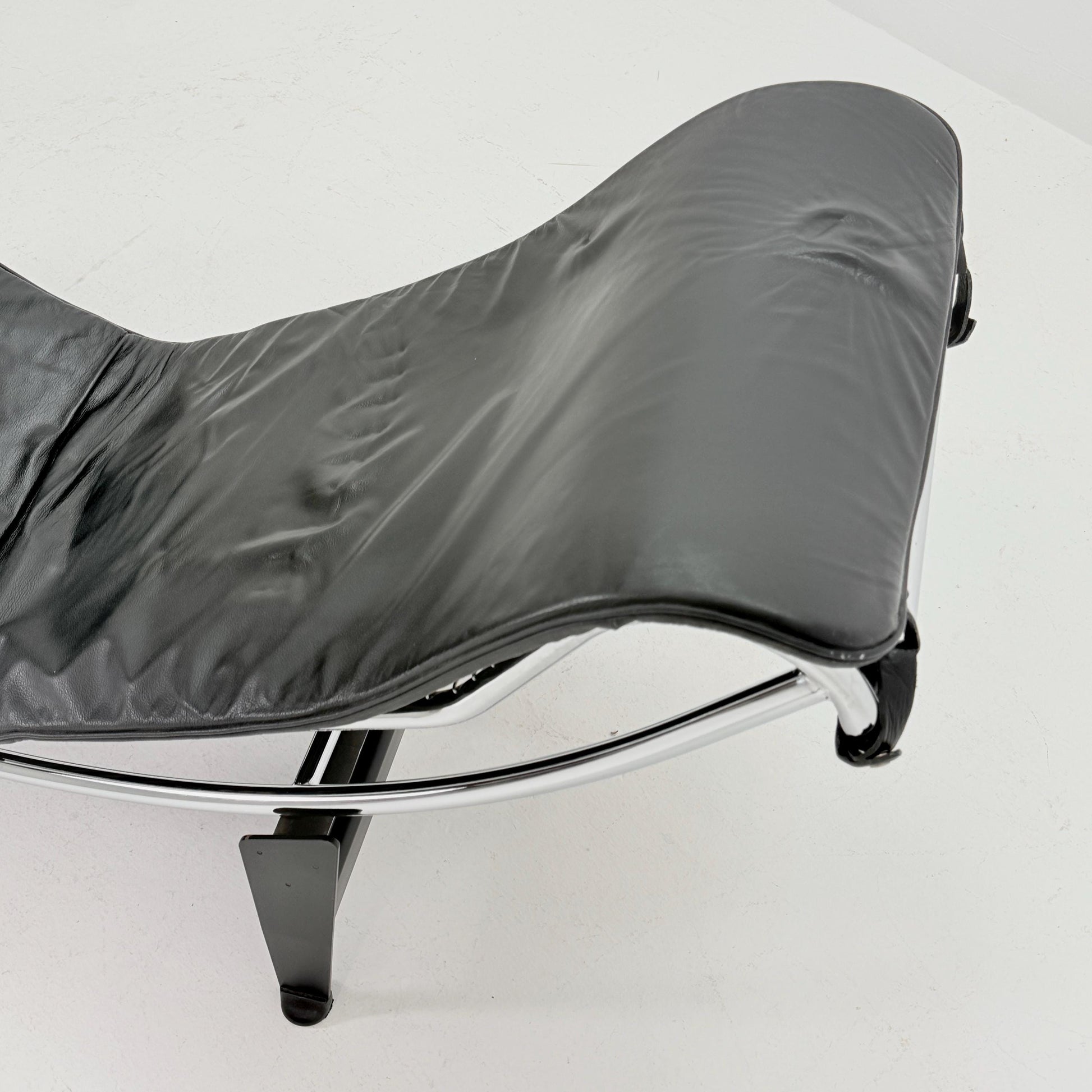Mid Century Modern LC4 Chaise Lounge in Black - Chrome – Design by Le Corbusier, Charlotte Perriand - Pierre Jeanneret – Italy, 1970s