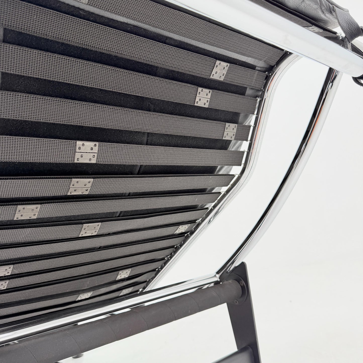 Mid Century Modern LC4 Chaise Lounge in Black - Chrome – Design by Le Corbusier, Charlotte Perriand - Pierre Jeanneret – Italy, 1970s