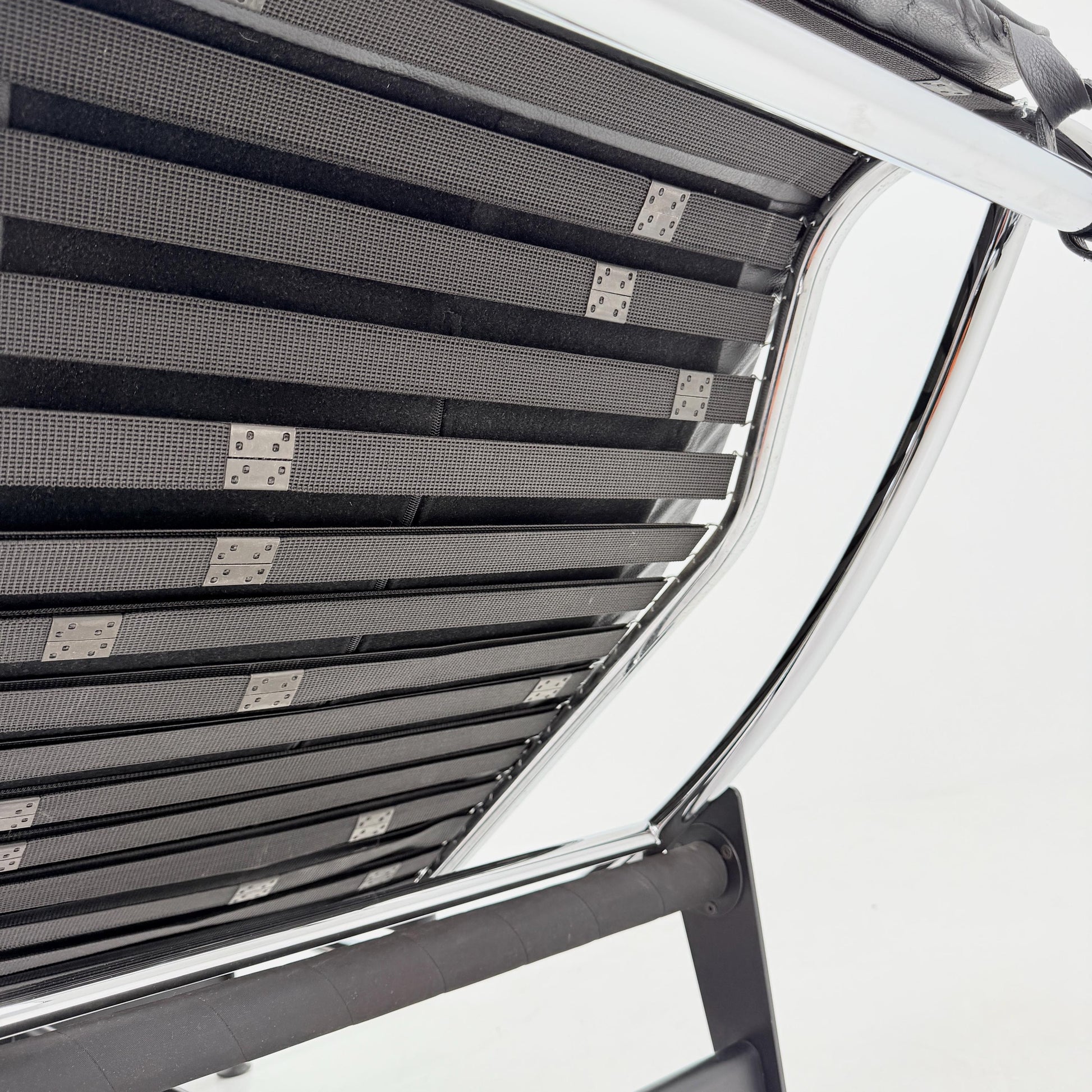 Mid Century Modern LC4 Chaise Lounge in Black - Chrome – Design by Le Corbusier, Charlotte Perriand - Pierre Jeanneret – Italy, 1970s