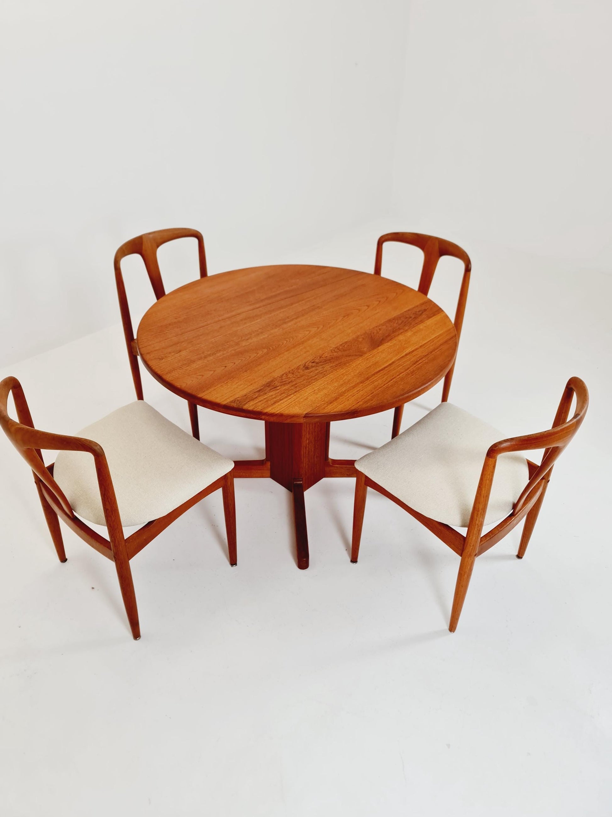 mid centuy Dansih Coffe talbe / dining Table by K.P Möbler 1950s