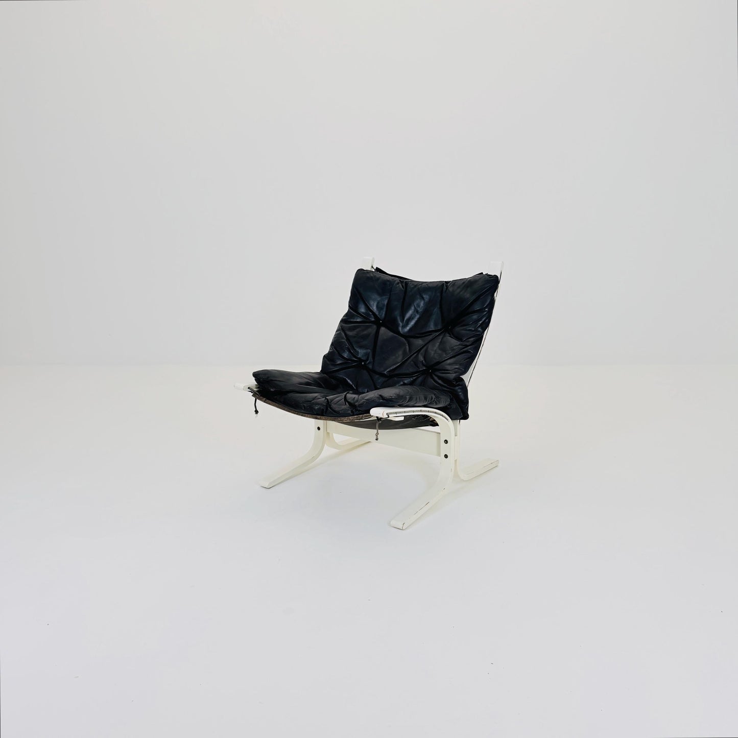 Mid-Century Norwegian Siesta Chair | Black Leather & White Frame | Ingmar Relling for Westnofa, 1960s