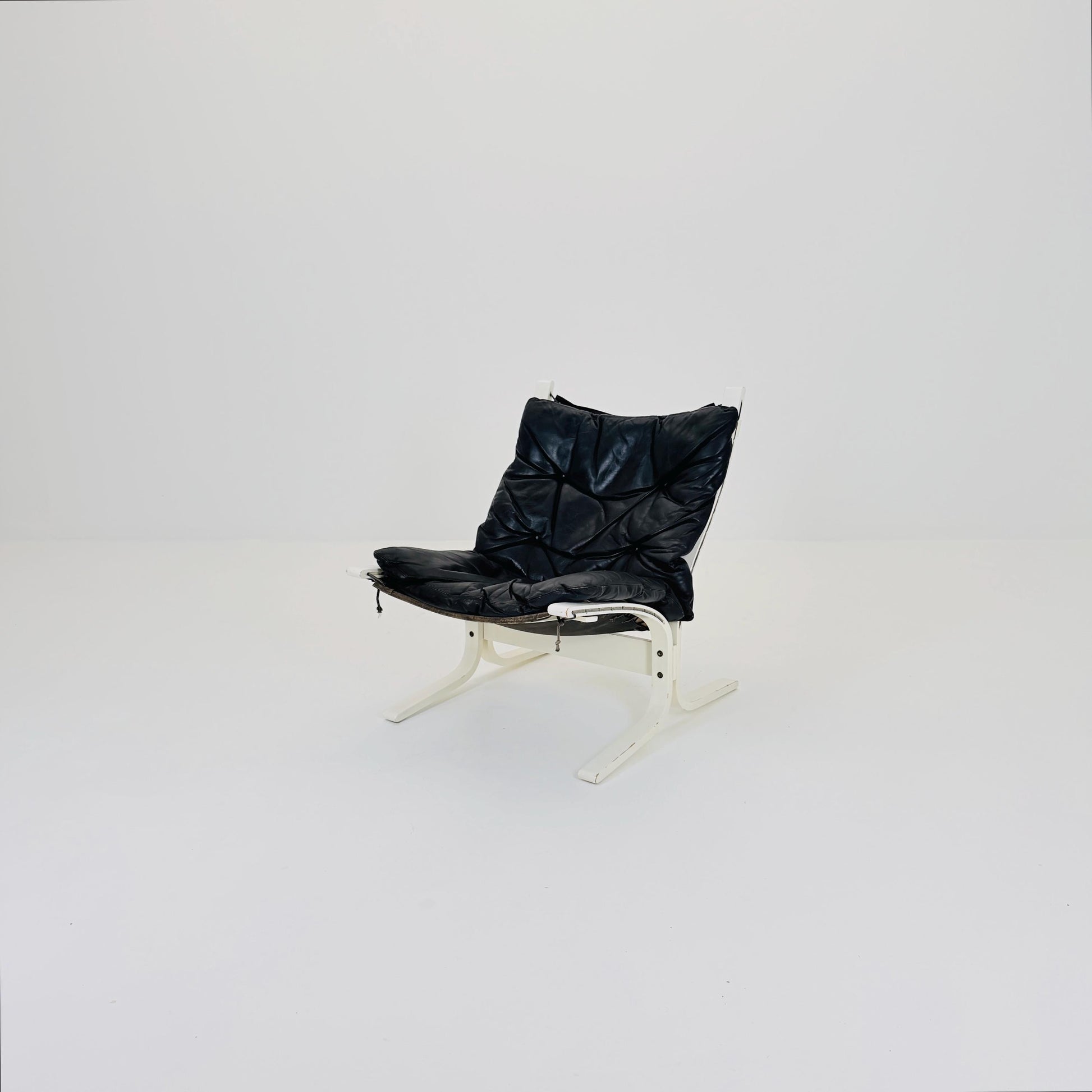 Mid-Century Norwegian Siesta Chair | Black Leather & White Frame | Ingmar Relling for Westnofa, 1960s
