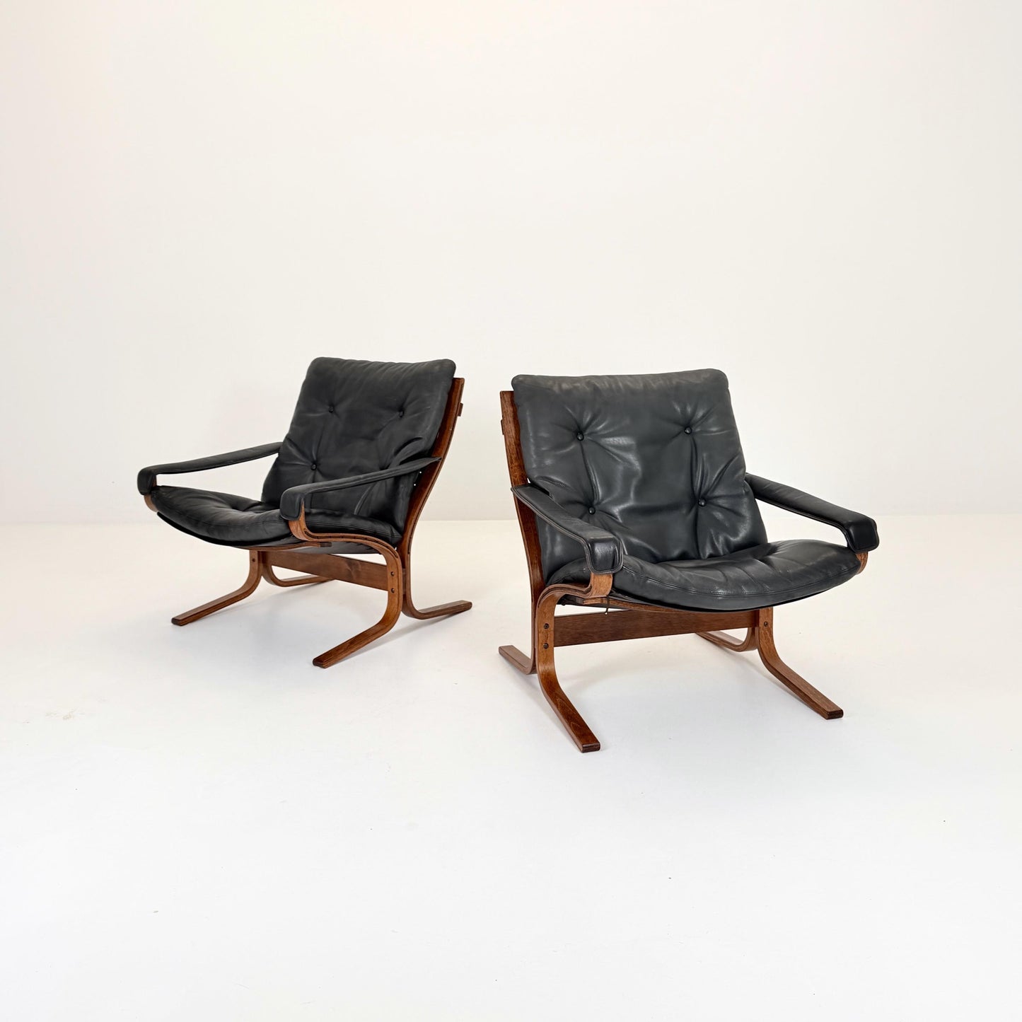 Set of 2 Mid century Ingmar Relling Danish Modern Siesta leather Chair low Back and Armrests from Westnofa Norway 1960s